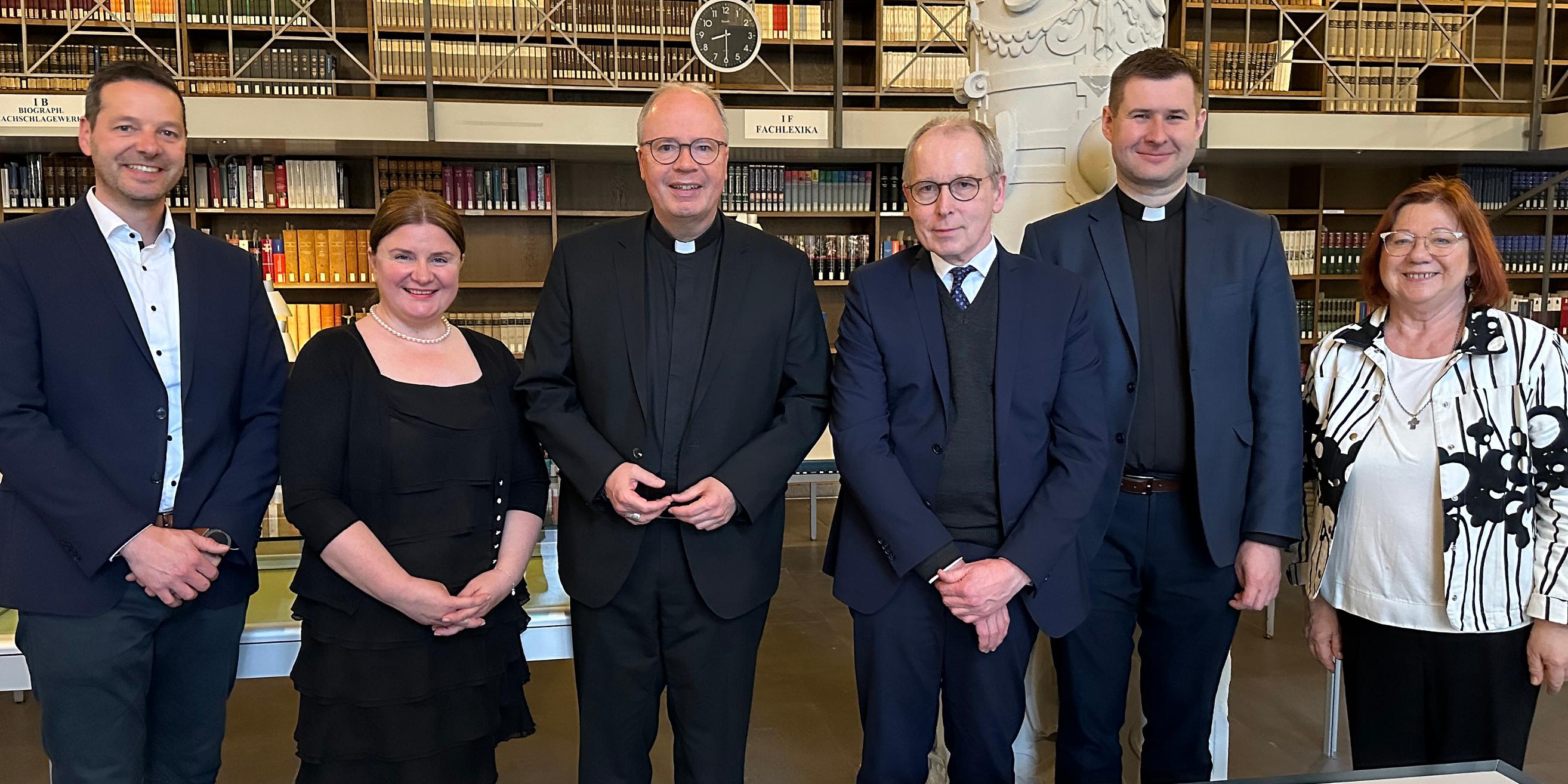 Dr. Thorsten Hoffmann, Dr. Marge-Marie Paas, Bischof Dr. Stephan Ackermann, Dr. Hans-Joachim Cristea, Pater Tomasz Materna und Helle-Helena Puusepp (vlnr.)