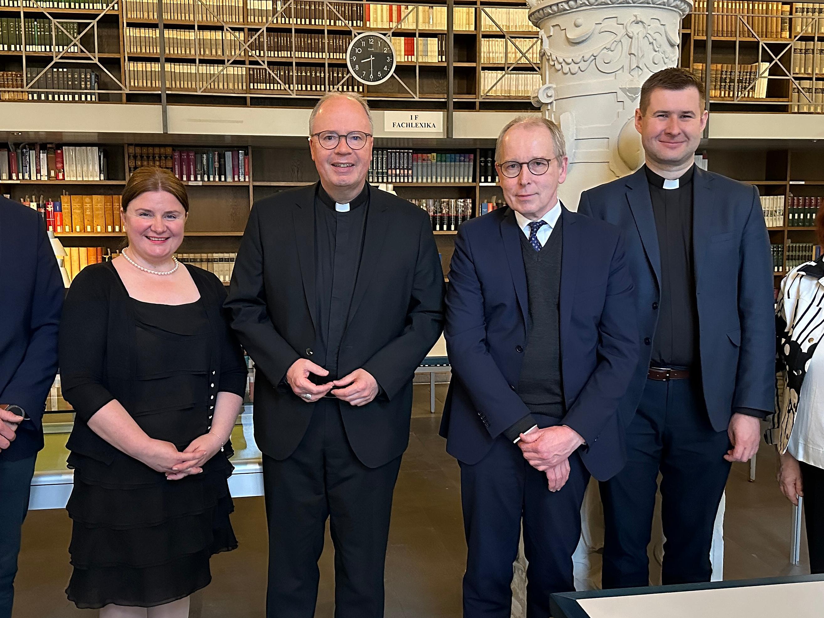 Dr. Thorsten Hoffmann, Dr. Marge-Marie Paas, Bischof Dr. Stephan Ackermann, Dr. Hans-Joachim Cristea, Pater Tomasz Materna und  Helle-Helena Puusepp (vlnr.)
