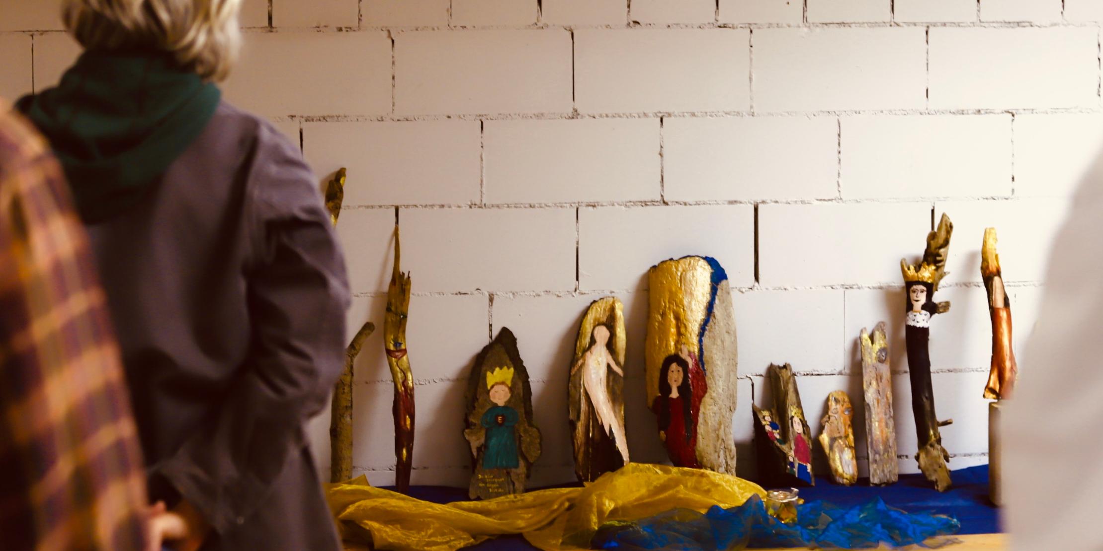 Die 11 Königinnen und Könige vor der Wand des Atelier