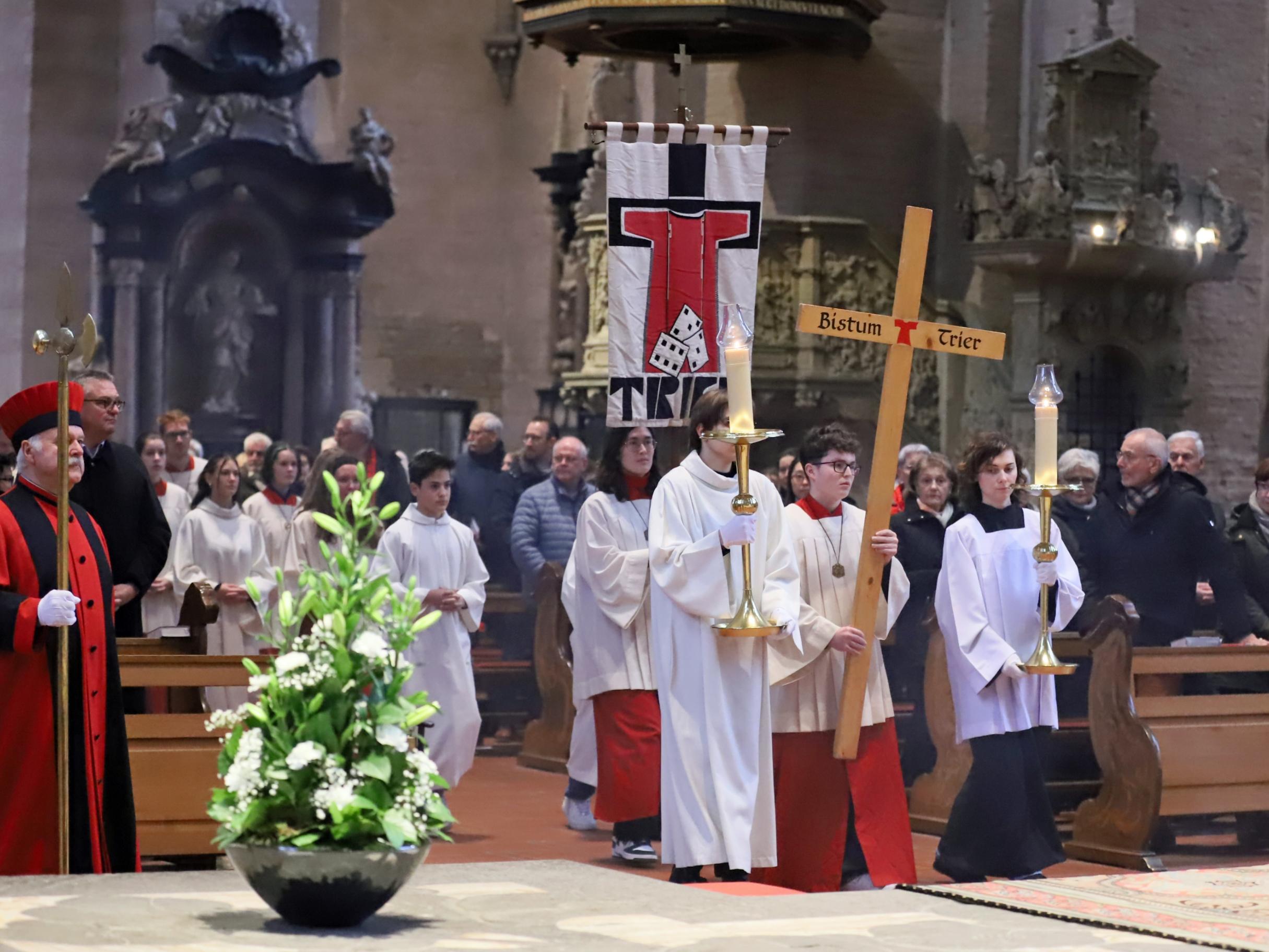 Die Pilgerfahne des Bistums wird in den Dom getragen