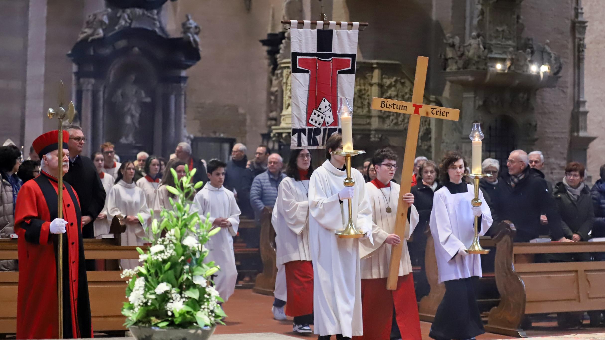 Die Pilgerfahne des Bistums wird in den Dom getragen