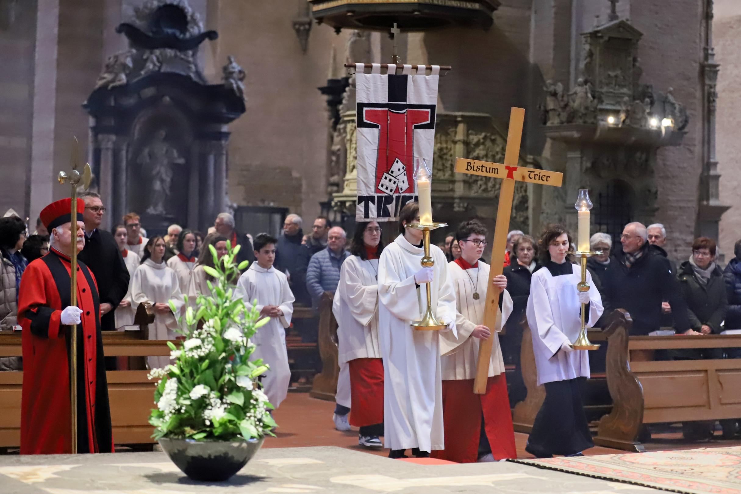Die Pilgerfahne des Bistums wird in den Dom getragen