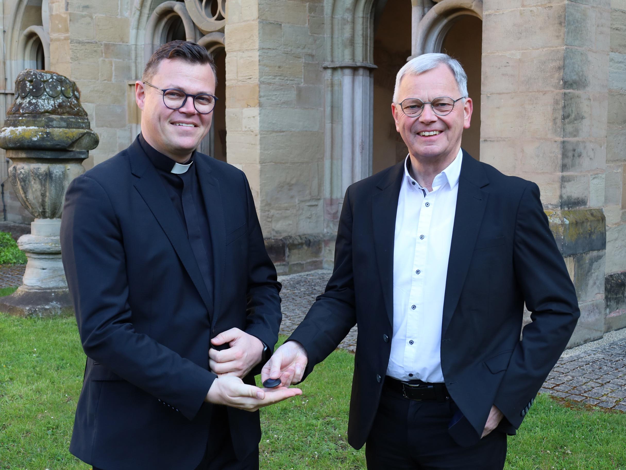 Schlüsselübergabe: links der neue Generalvikar Tim Sturm, rechts Dr. Ulrich von Plettenberg