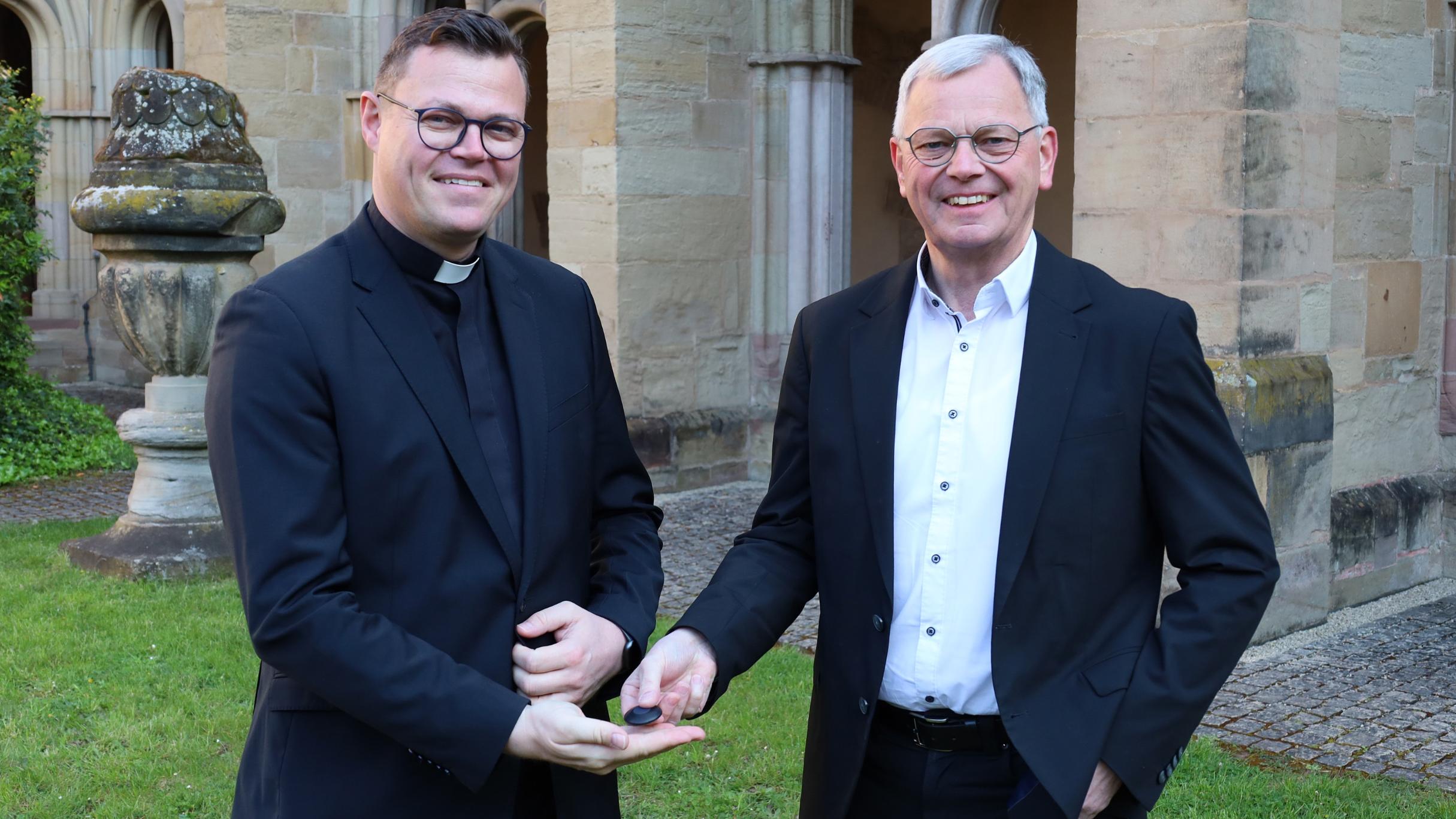 Schlüsselübergabe: links der neue Generalvikar Tim Sturm, rechts Dr. Ulrich von Plettenberg