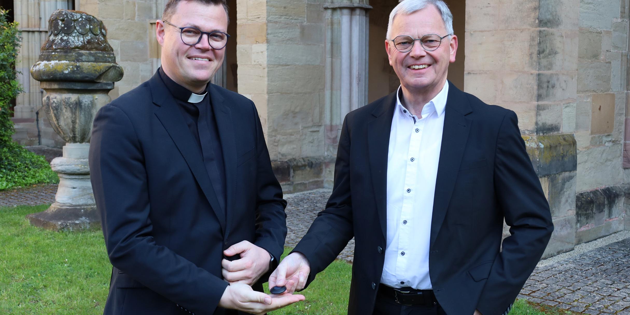 Schlüsselübergabe: links der neue Generalvikar Tim Sturm, rechts Dr. Ulrich von Plettenberg