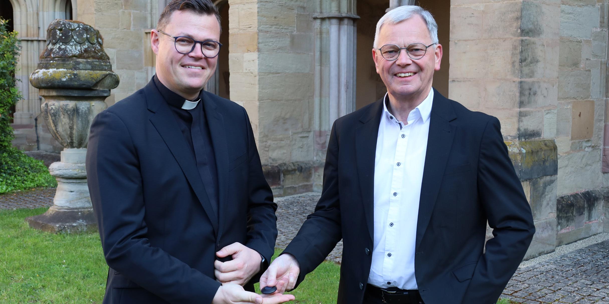 Schlüsselübergabe: links der neue Generalvikar Tim Sturm, rechts Dr. Ulrich von Plettenberg