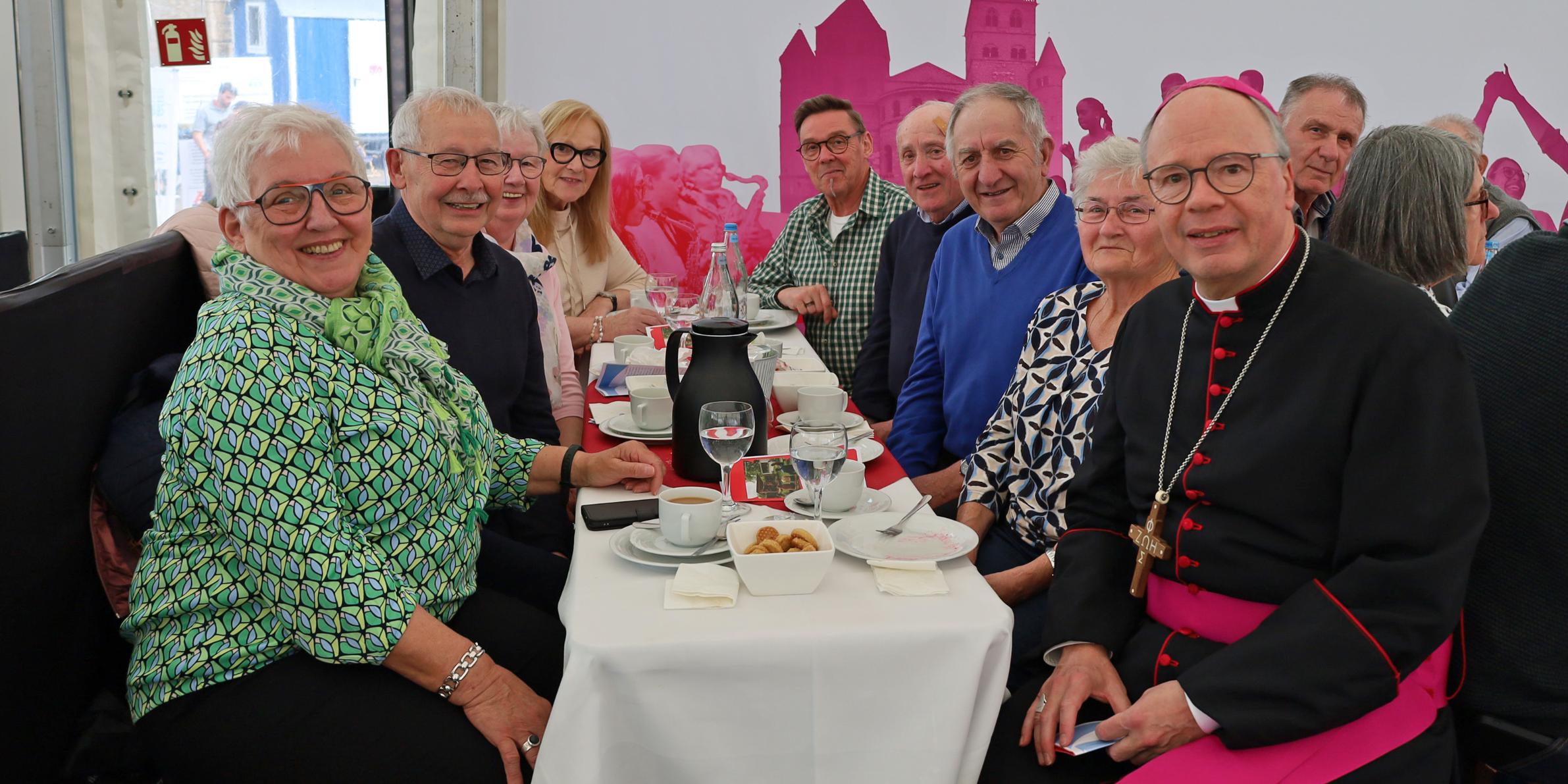 Das Ehepaar Thieltges aus Trier (links) mit Bischof Ackermann und weiteren Paaren am Tisch