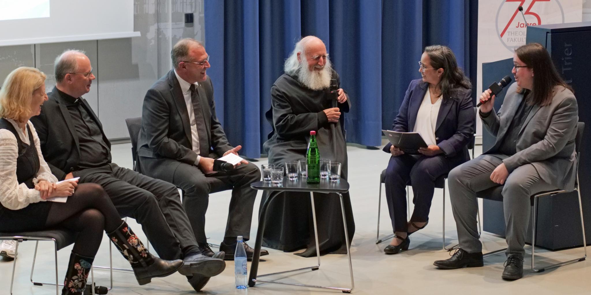 V.l.n.r.: Eva Martha Eckkrammer, Stephan Ackermann, Hans-Georg Gradl, Anselm Grün, Bernadeth Carmen Caero Bustillos und Nils Thomas.