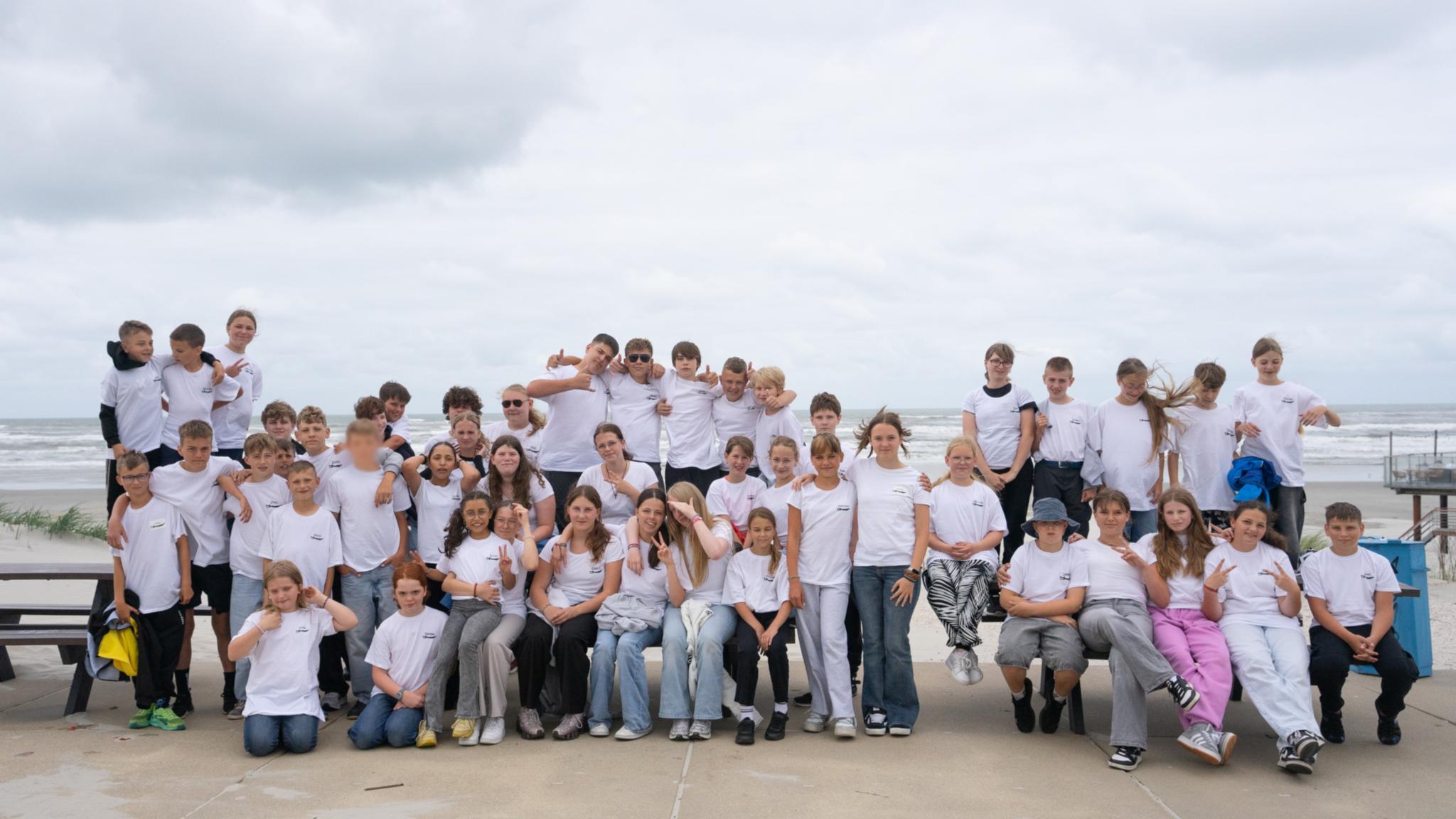 Gruppenfoto von den Jugendlichen und Kindern, die auf Ameland waren