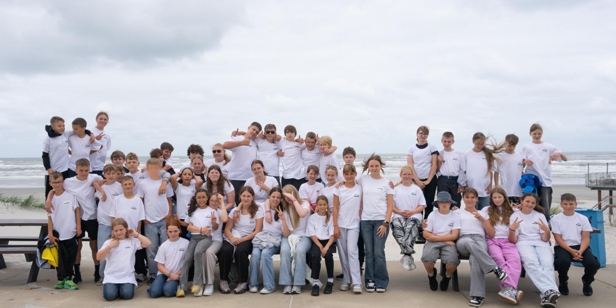 Gruppenfoto von den Jugendlichen und Kindern, die auf Ameland waren