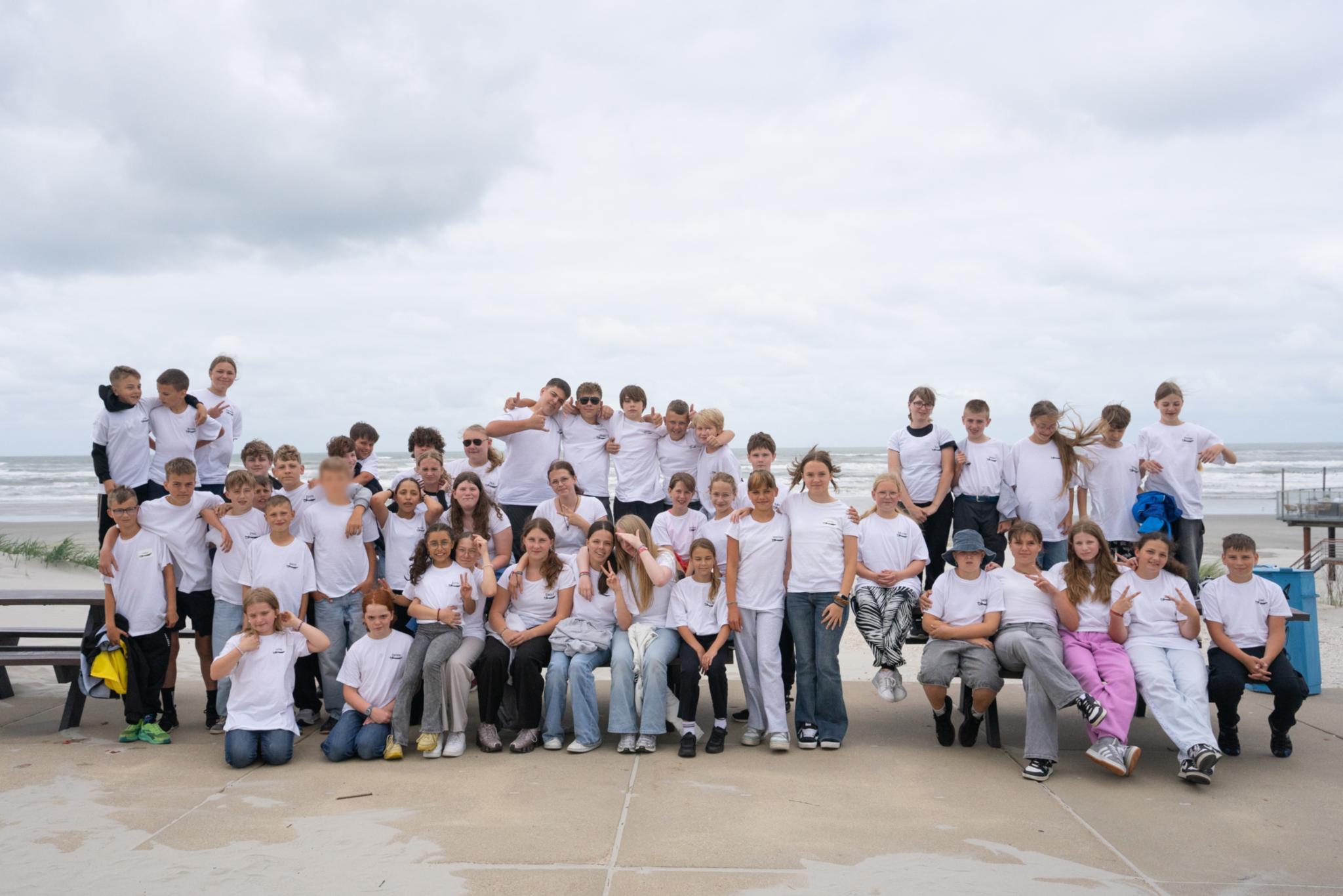 Gruppenfoto von den Jugendlichen und Kindern, die auf Ameland waren