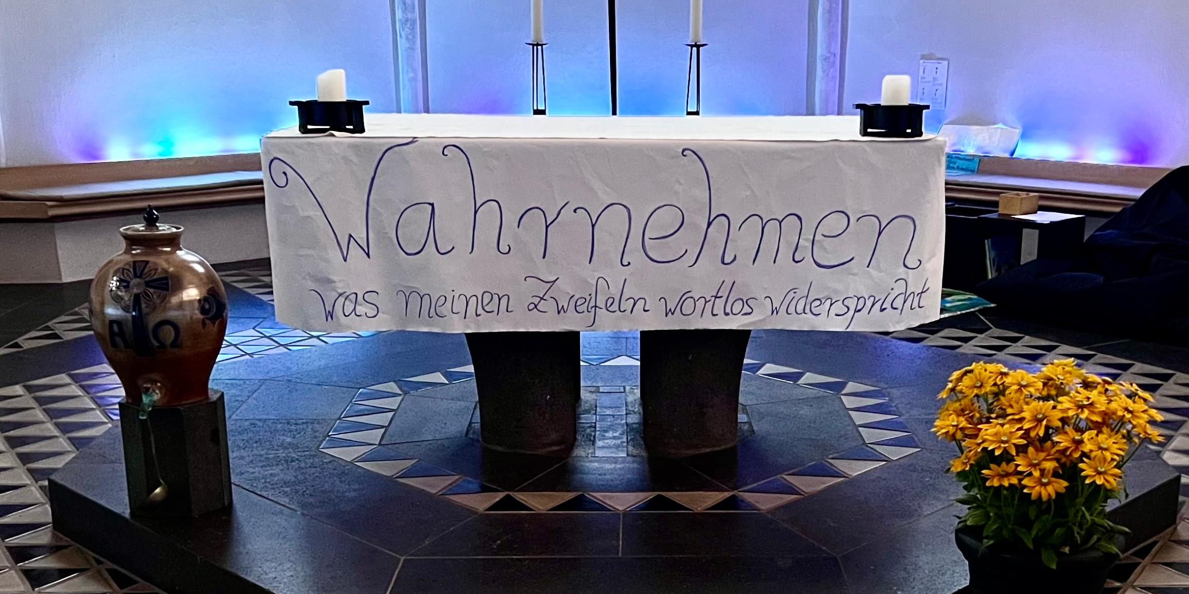 Verschiedene Stationen in der Kirche bieten die Möglichkeit zum bewussten Wahrnehmen.