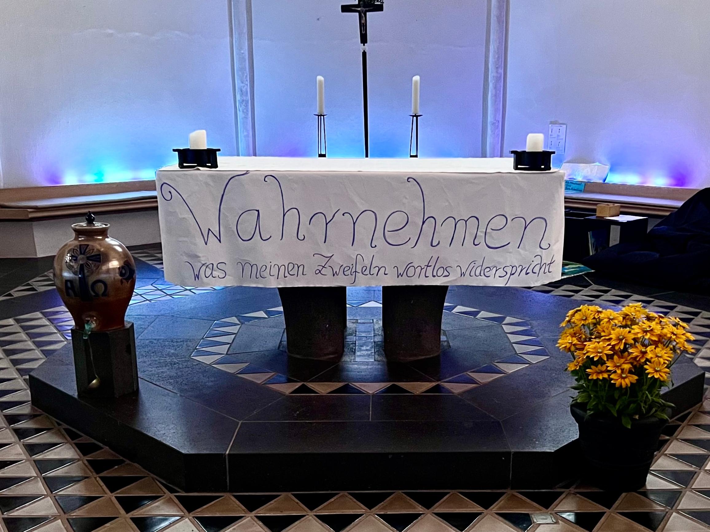 Verschiedene Stationen in der Kirche bieten die Möglichkeit zum bewussten Wahrnehmen.