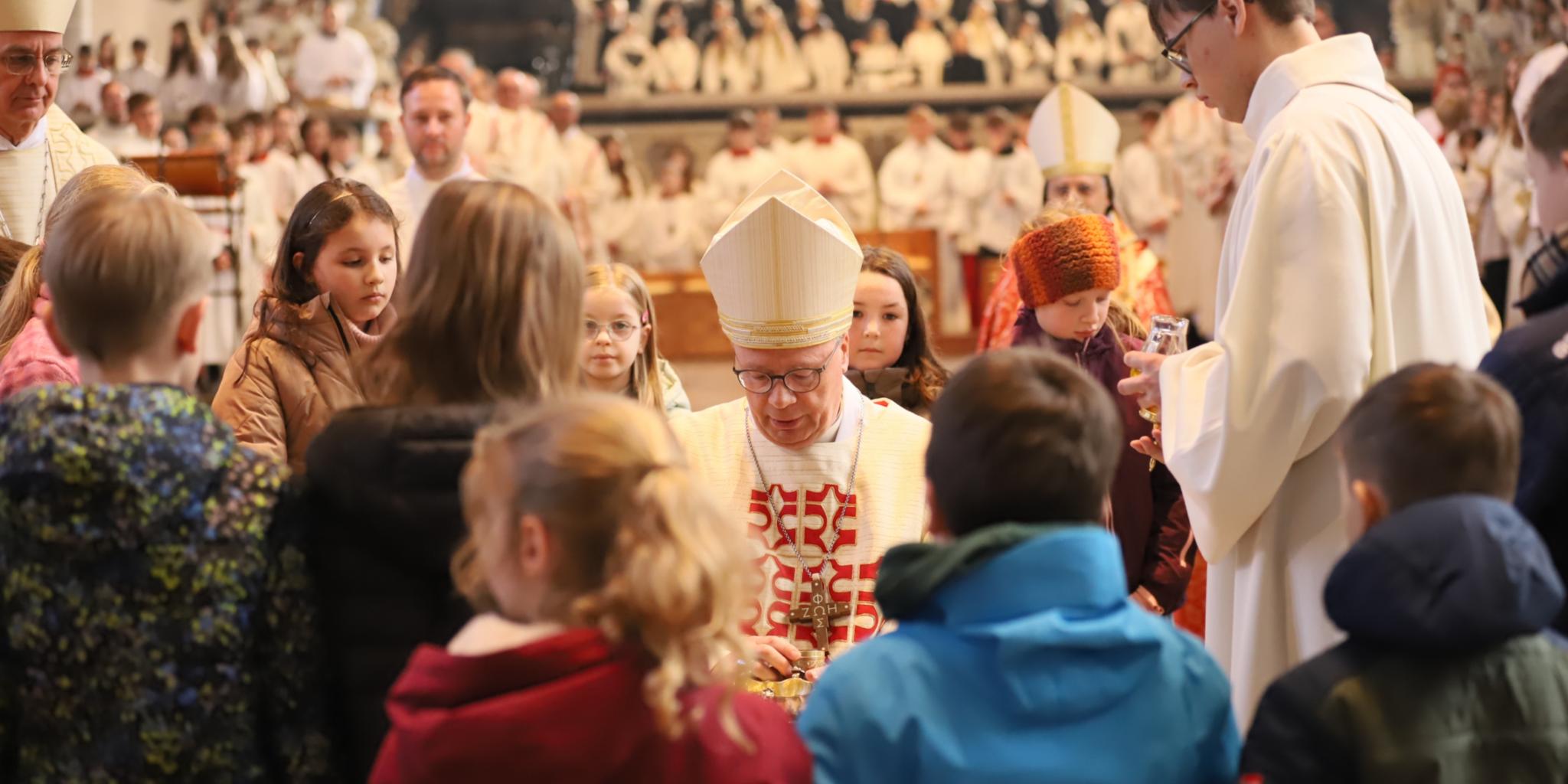 Bei der Chrisammesse im Trierer Dom. Zu sehen Bischof Ackermann umrahmt von Kindern