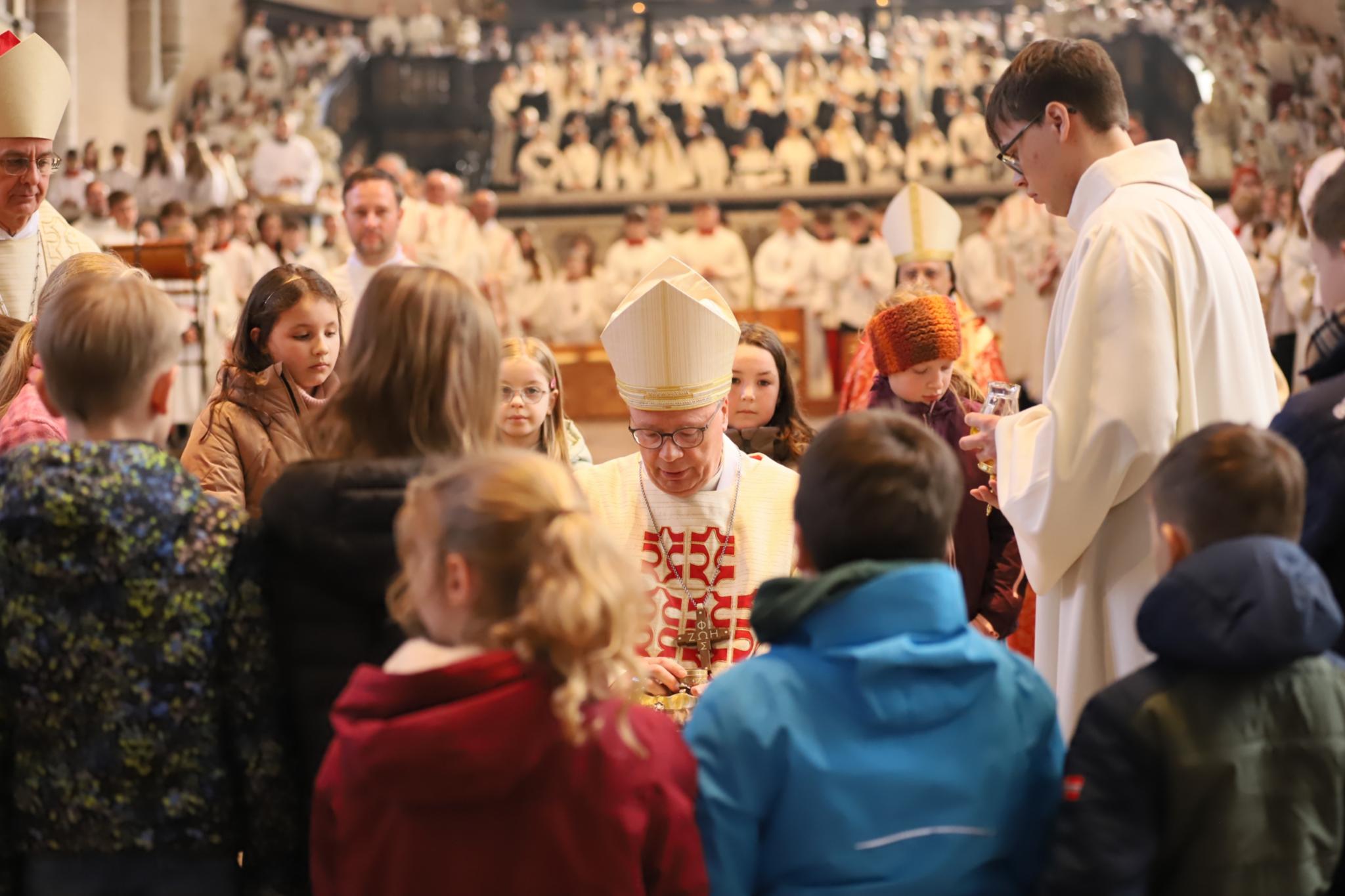 Bei der Chrisammesse im Trierer Dom. Zu sehen Bischof Ackermann umrahmt von Kindern