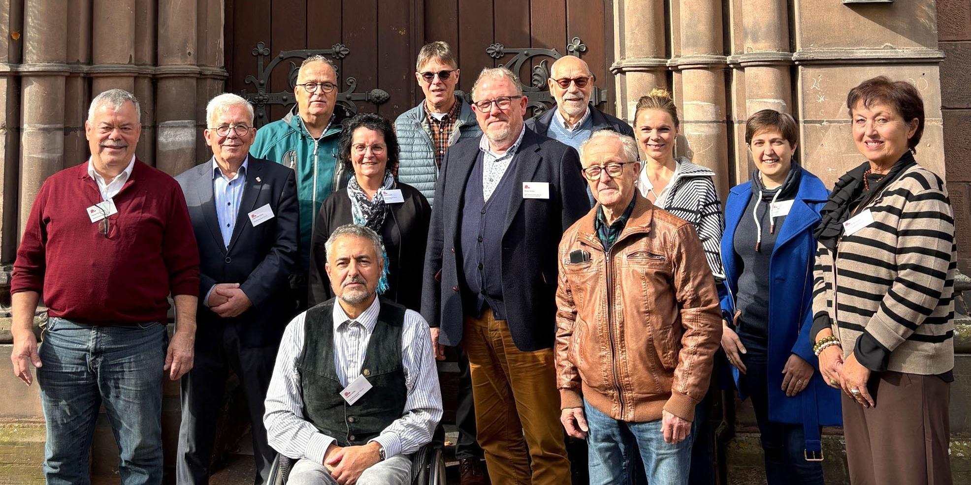 Der SKM-Diözesanverein mit neuem Vorstand v.l.n.r.: Hintere Reihe: Heinz-Peter Geditz, Hans-Peter Pesch, Michael Wenzel, Stefanie Löwen, Martin Eisenbeis, Robert Müller, Hermann Adams, Bianca Monzel, Anne Hormesch, Apollonia Ikonomou. Vordere Reihe: Helmut Müller, Arnold Folz Es fehlt: Pater Albert Seul O.P. (Geistlicher Beirat)