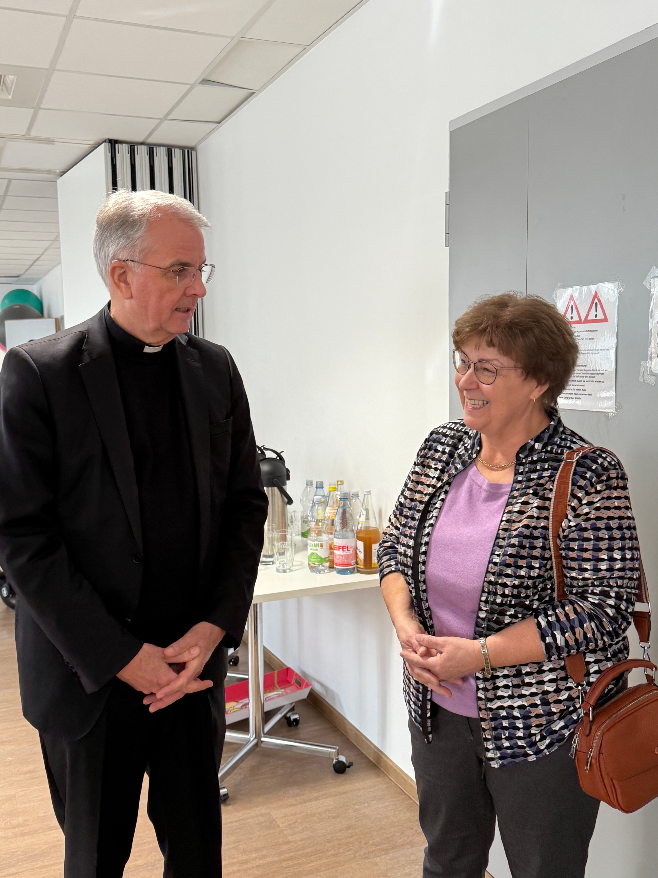 Weihbischof Peters im Gespräch mit Vorstandsmitglied Irmgard Olk