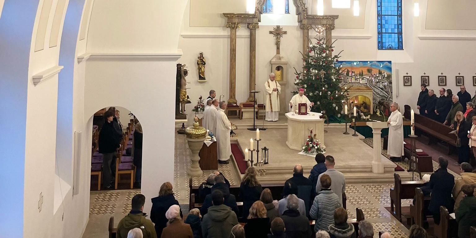 Weihbischof Brahm feierte den Gottesdienst in der frisch renovierten Lingerhahner Kirche