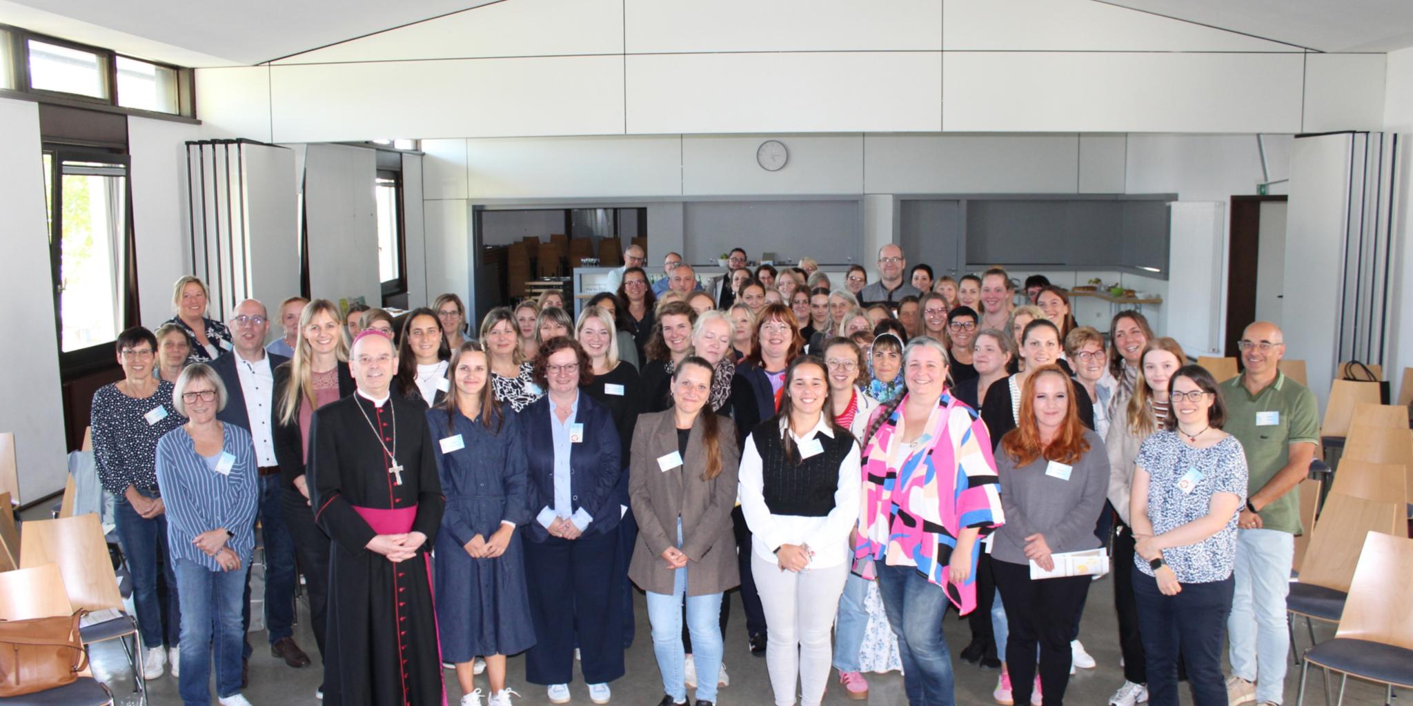 Weihbischof Robert Brahm (vorne links) beim Fachnachmittag der katholischen Kitas des Pastoralen Raums Simmern.