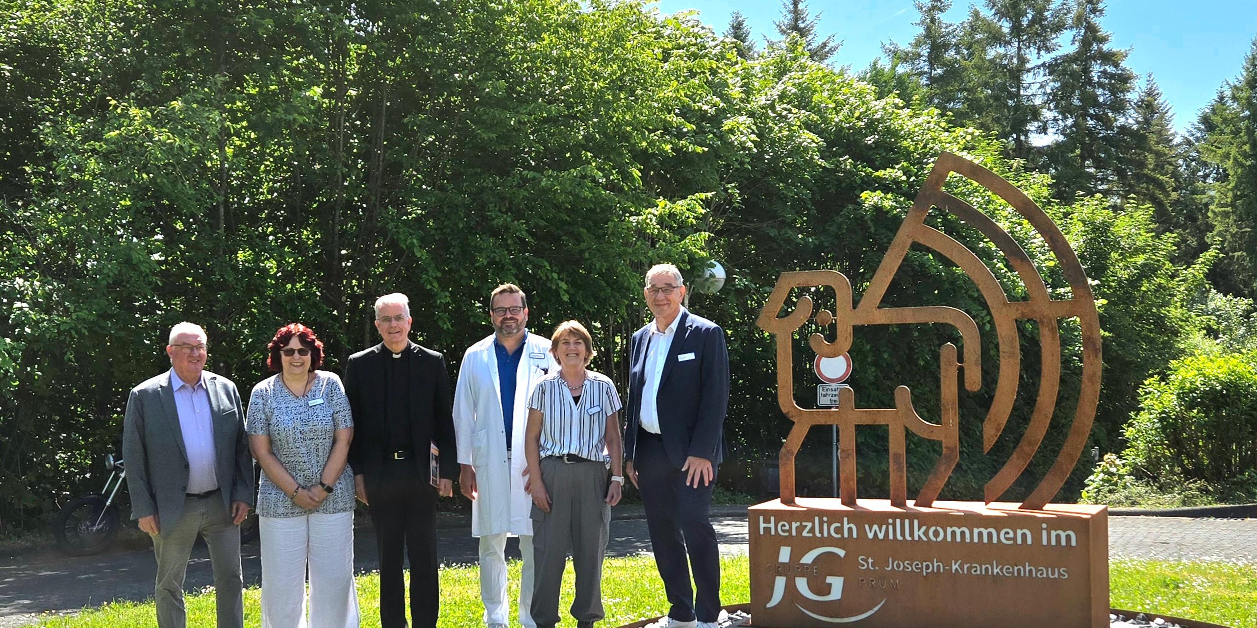 Besuch im Krankenhaus Prüm: (v.l.n.r.) Johannes Eiswirth, Monique Heinzen (MAV), Weihbischof Peters, Dr. Christian Elsen (ärztlicher Direktor), Rita Gast (Pflegedirektorin), Michael Wilke (Geschäftsführer)