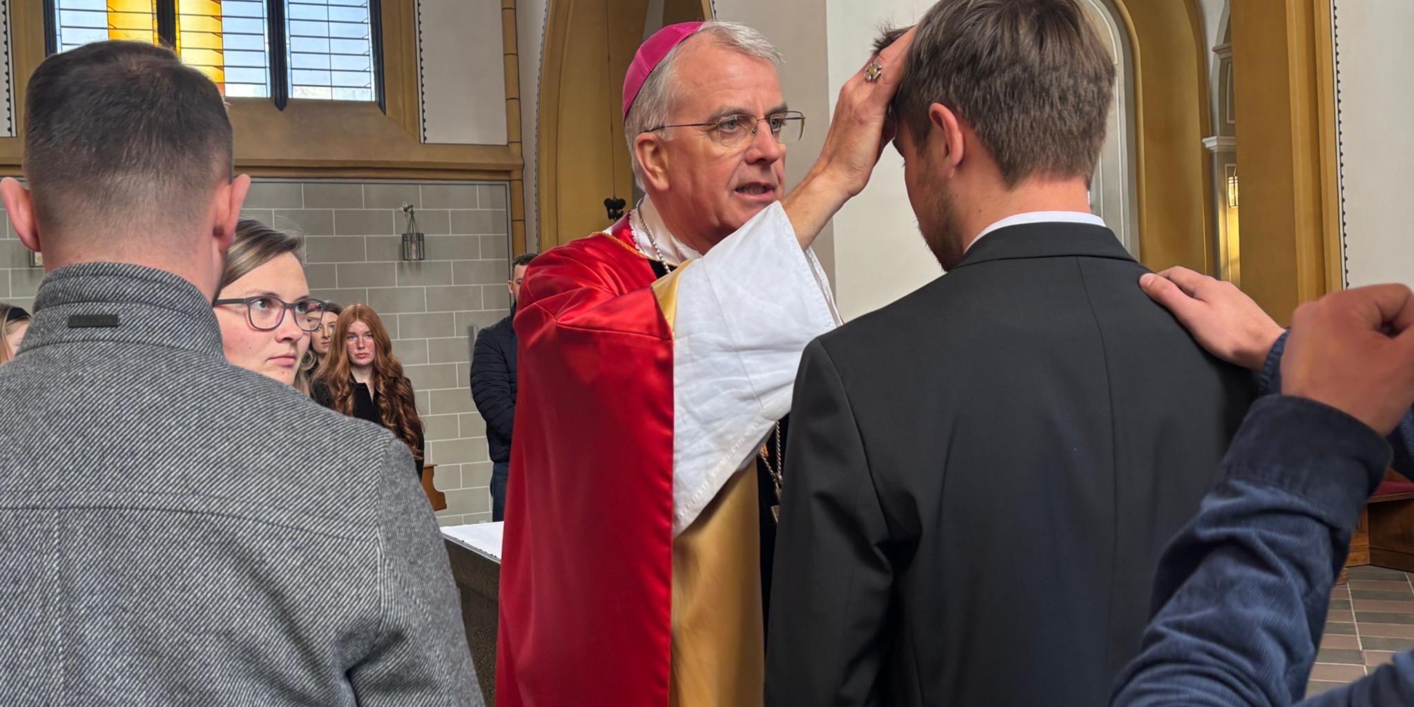 Weihbischof Peters spendet das Sakrament der Firmung