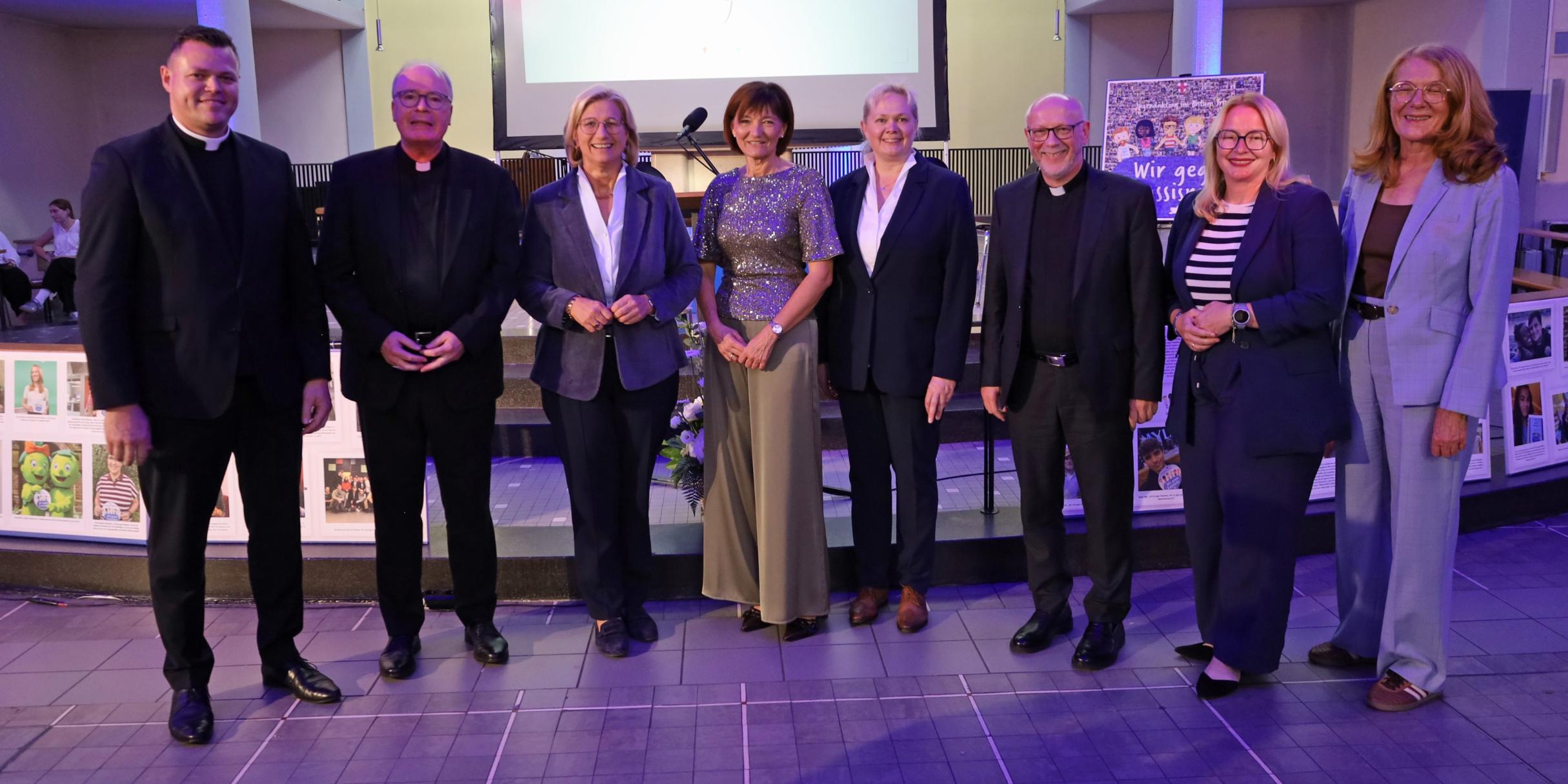 Generalvikar Tim Sturm (Trier), Bischof Dr. Stephan Ackermann (Trier), Ministerpräsidentin Anke Rehlinger, Ordinariatsdirektorin Katja Göbel, Landtagspräsidentin Heike Winzent, Diözesanadministrator Markus Magin (Speyer), Bildungsministerin Christine Streichert-Clivot und Umweltministerin Petra Berg (von links) nahmen am Willi-Graf-Empfang 2026 teil.