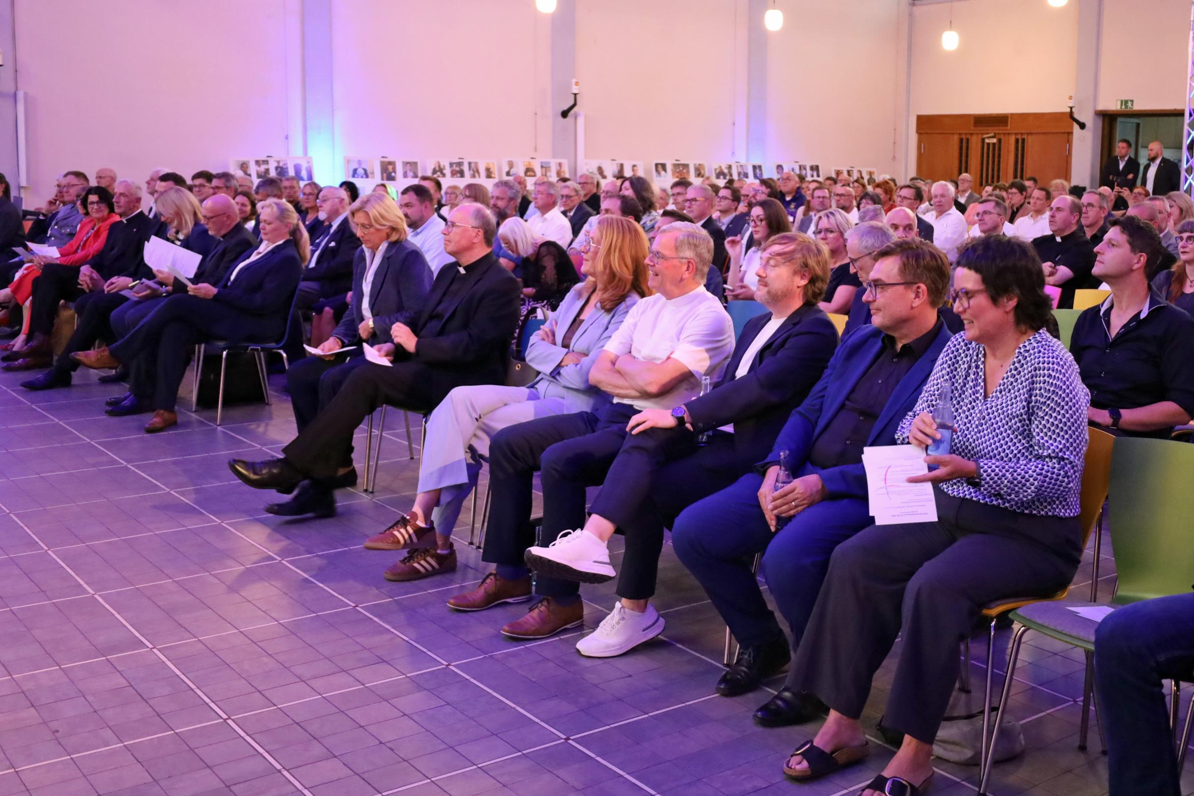 250 Gäste aus Politik, Kirche und Gesellschaft nahmen am Empfang teil.