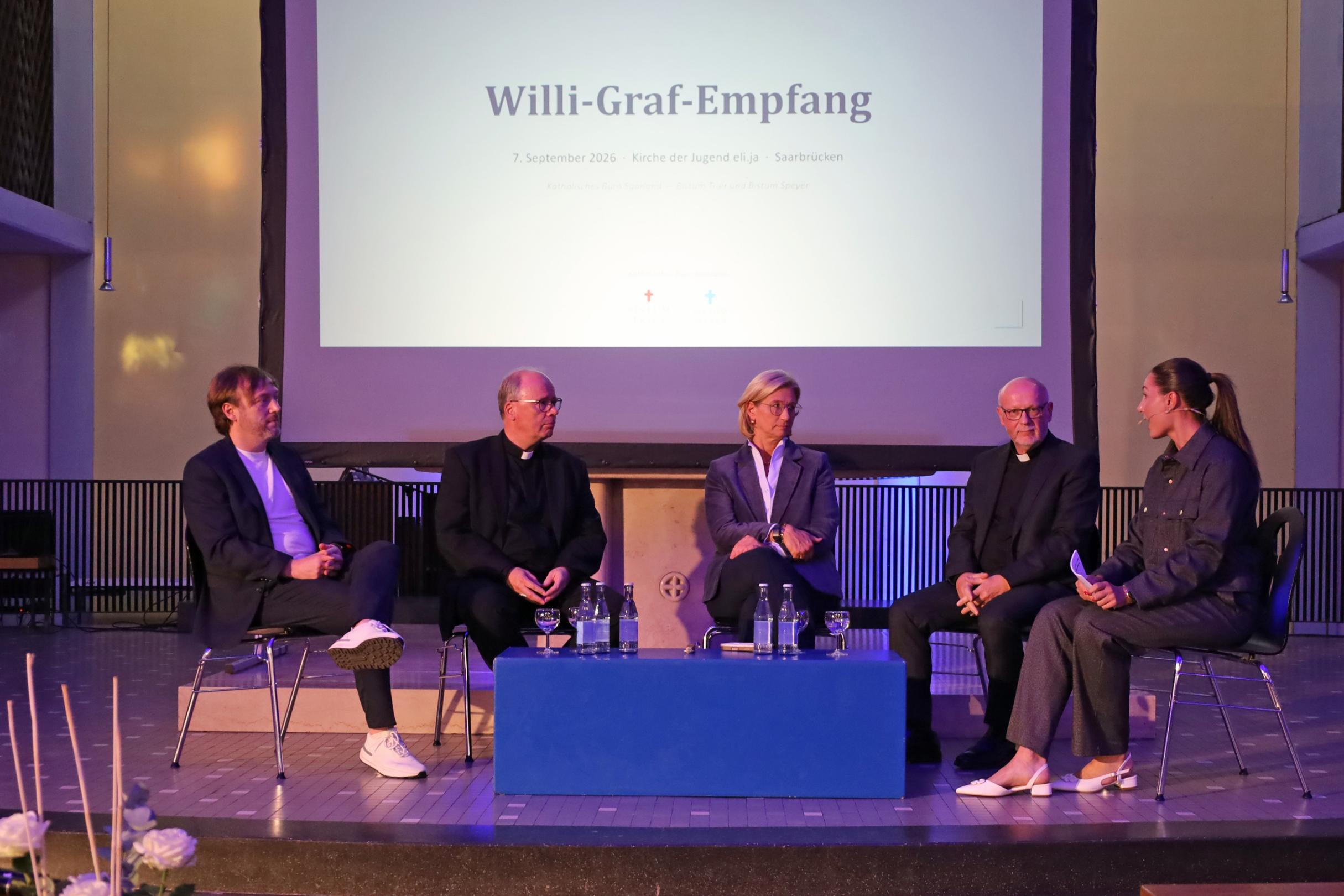 Es diskutierten: Jörn Didas (Beauftragter gegen Rassismus des Saarlandes), Bischof Dr. Stephan Ackermann (Trier), Ministerpräsidentin Anke Rehlinger, Diözesanadministrator Markus Magin (Speyer) unter der Moderation von Louisa Schlang.