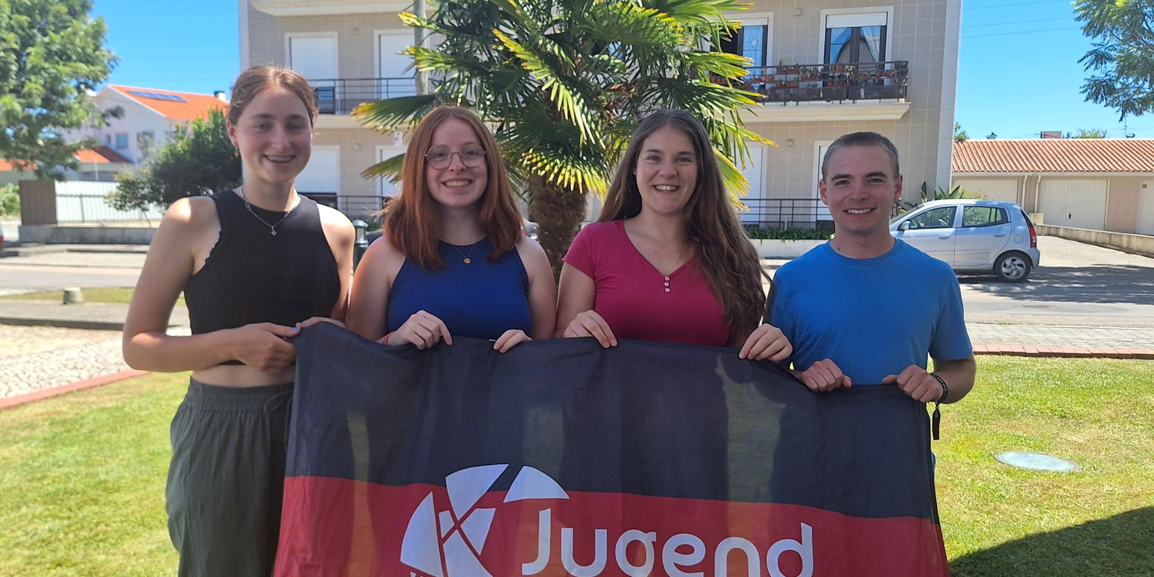 Jugendgruppe in Aveiro vor Palme