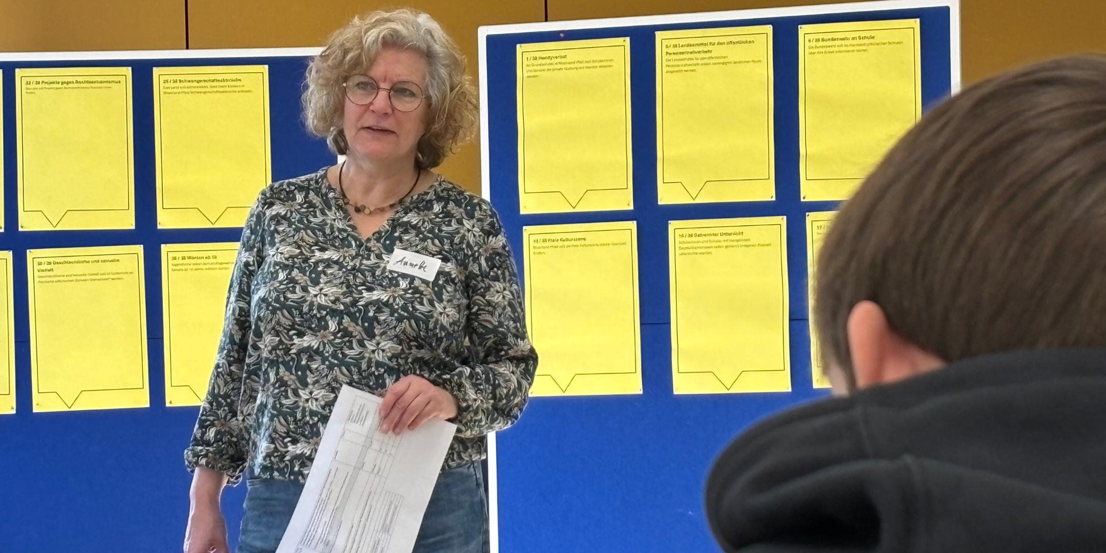 Annette Hof von der Fachstelle Jugend spricht mit den Schülerinnen und Schülern über Demokratie.