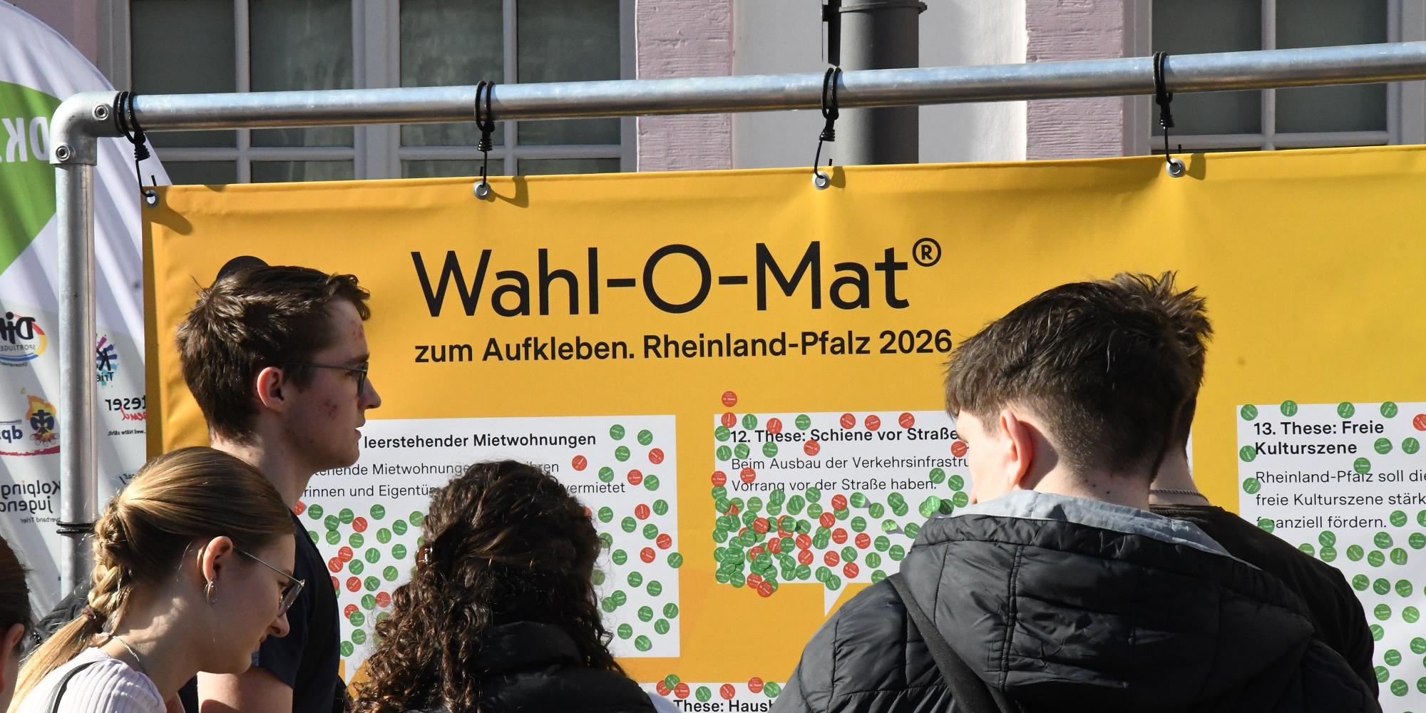 Jugendliche vor dem Wahl-O-Mat-Plakat