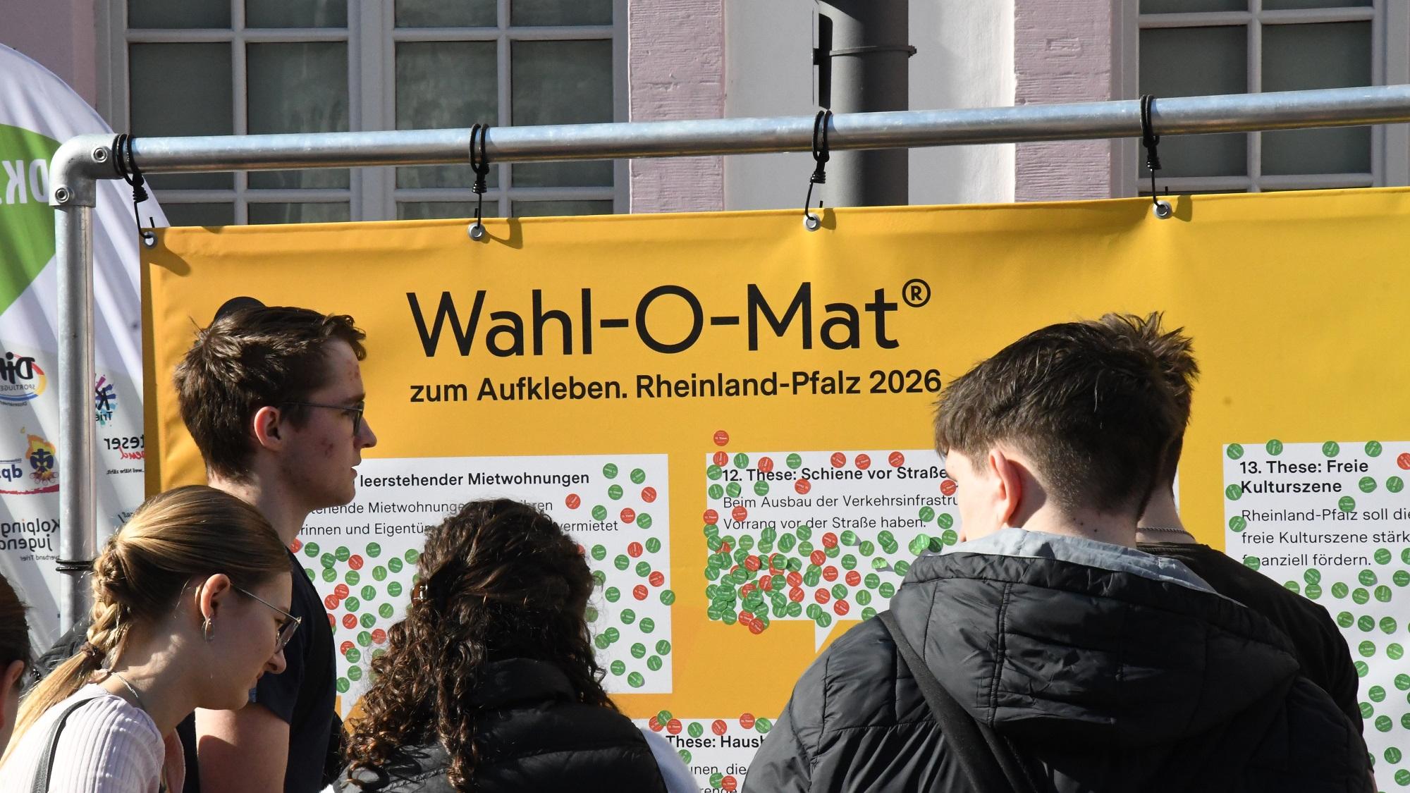 Jugendliche vor dem Wahl-O-Mat-Plakat