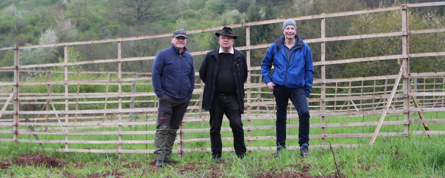 Peter Brosius, Georg Goeres und Bernhard Pütz vor dem Hordengatter 