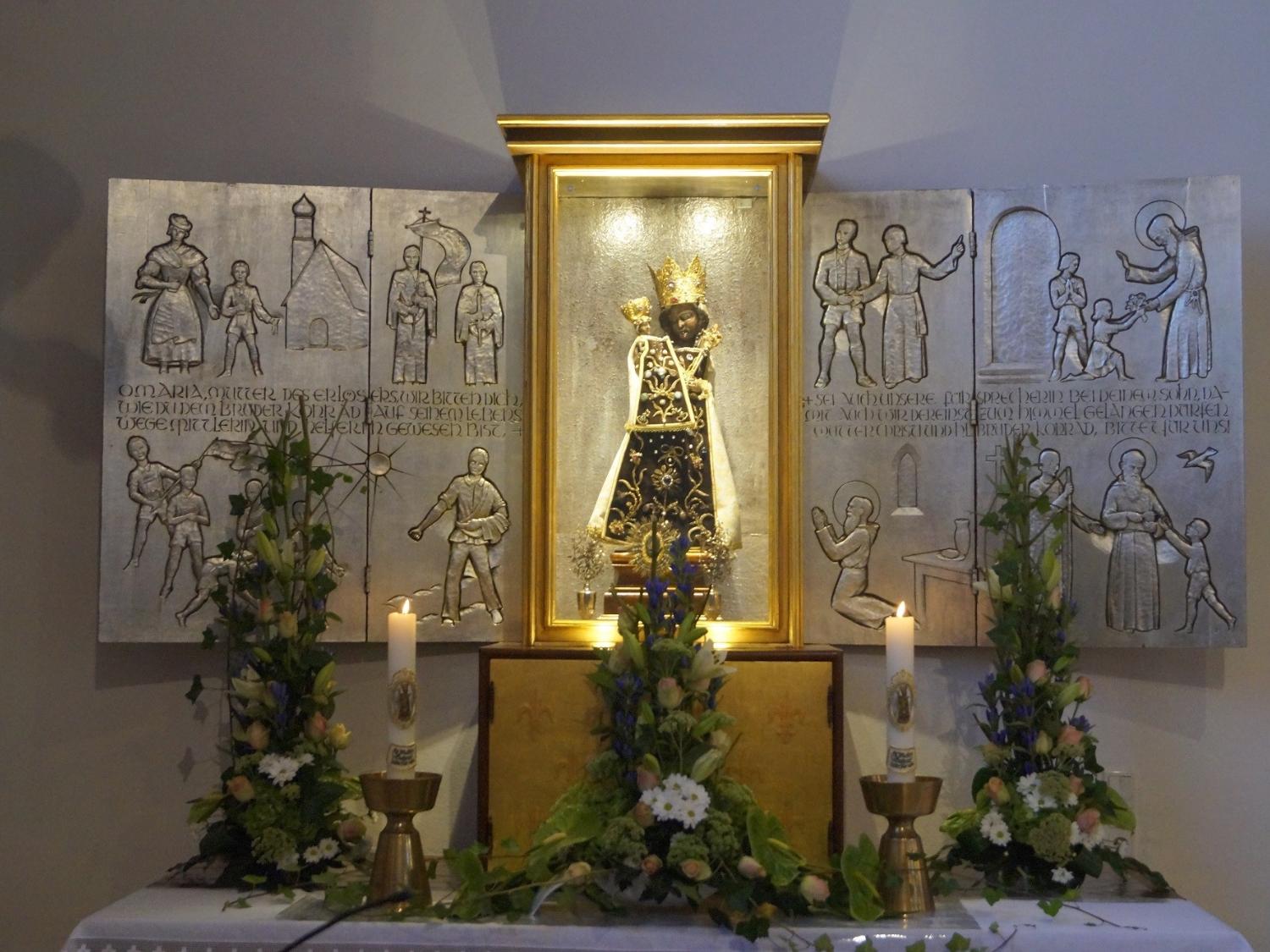 Die Schwarze Madonna von Güchenbach ist das ganze Jahr über auf dem Marienaltar der Pfarrkirche St. Josef in Riegelsberg aufgestellt.