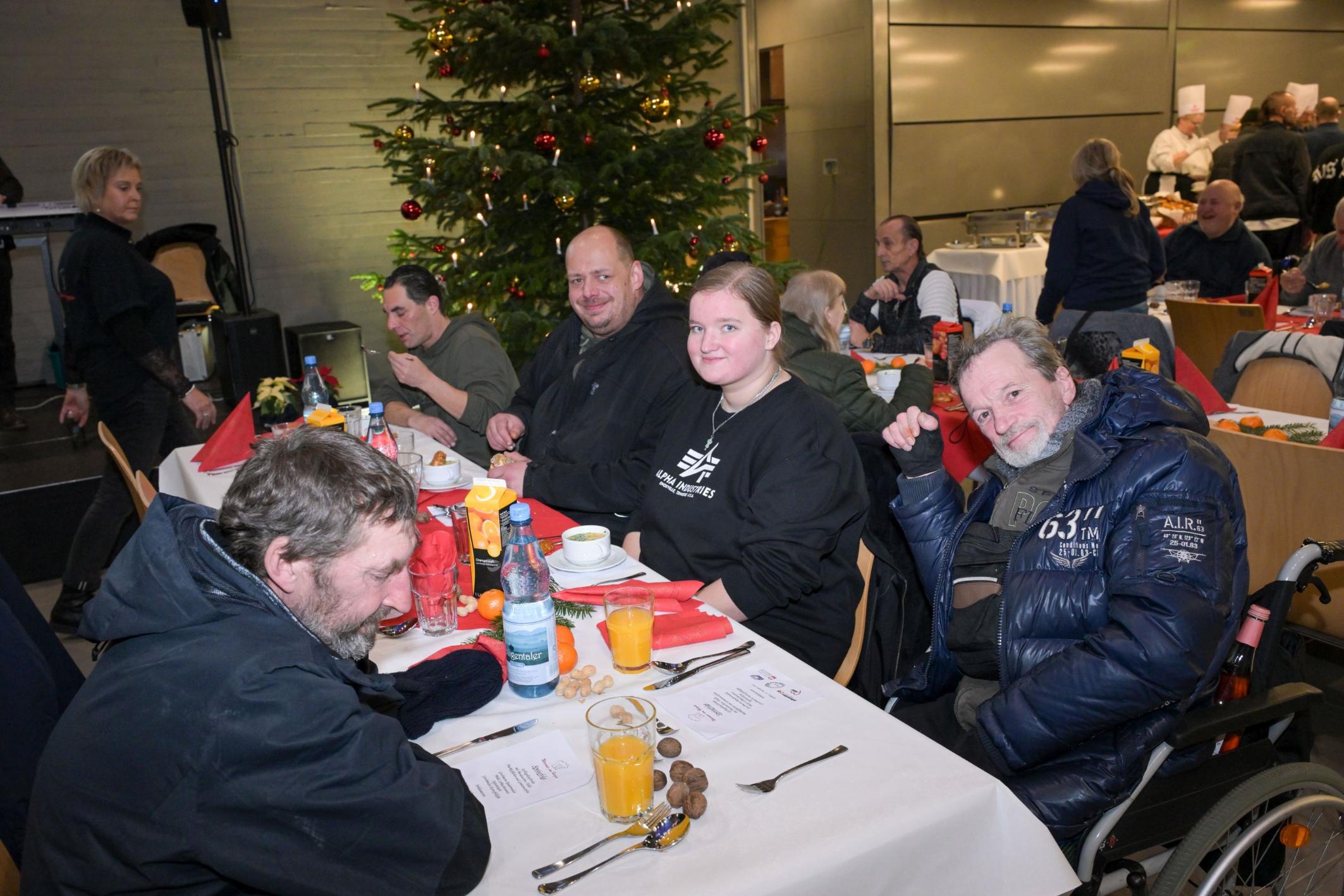 140 Gäste freuten sich über ein weihnachtliches Drei-Gänge-Menü.