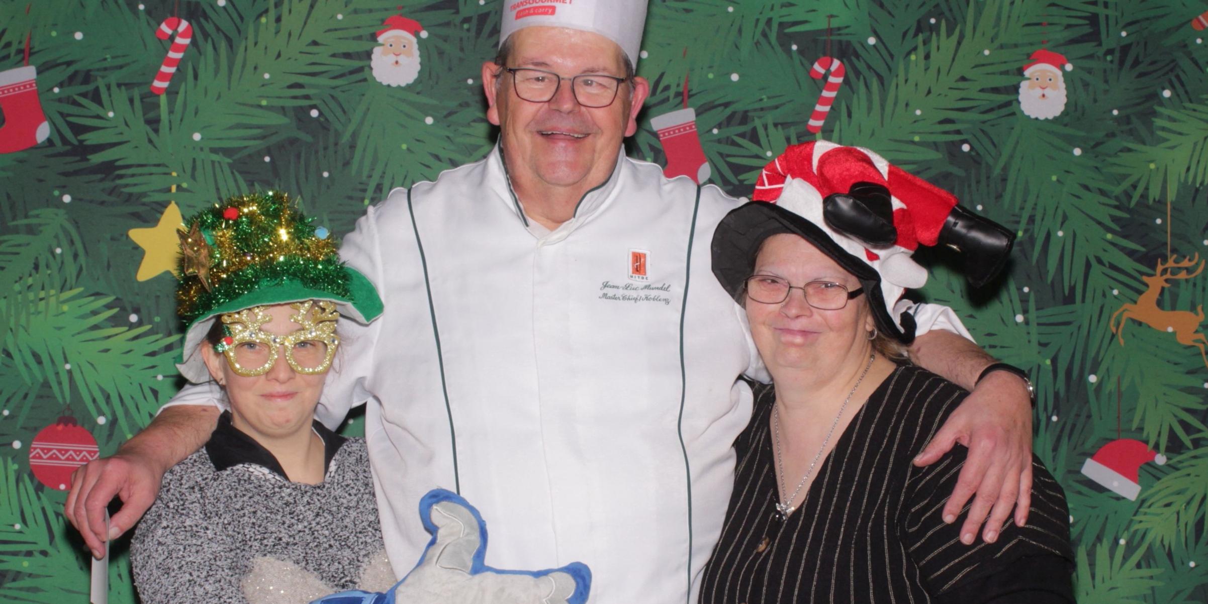 Ein weihnachtliches Erinnerungsfoto in der Fotobox: Initiator Jean-Luc Mundel und zufriedene Gäste.