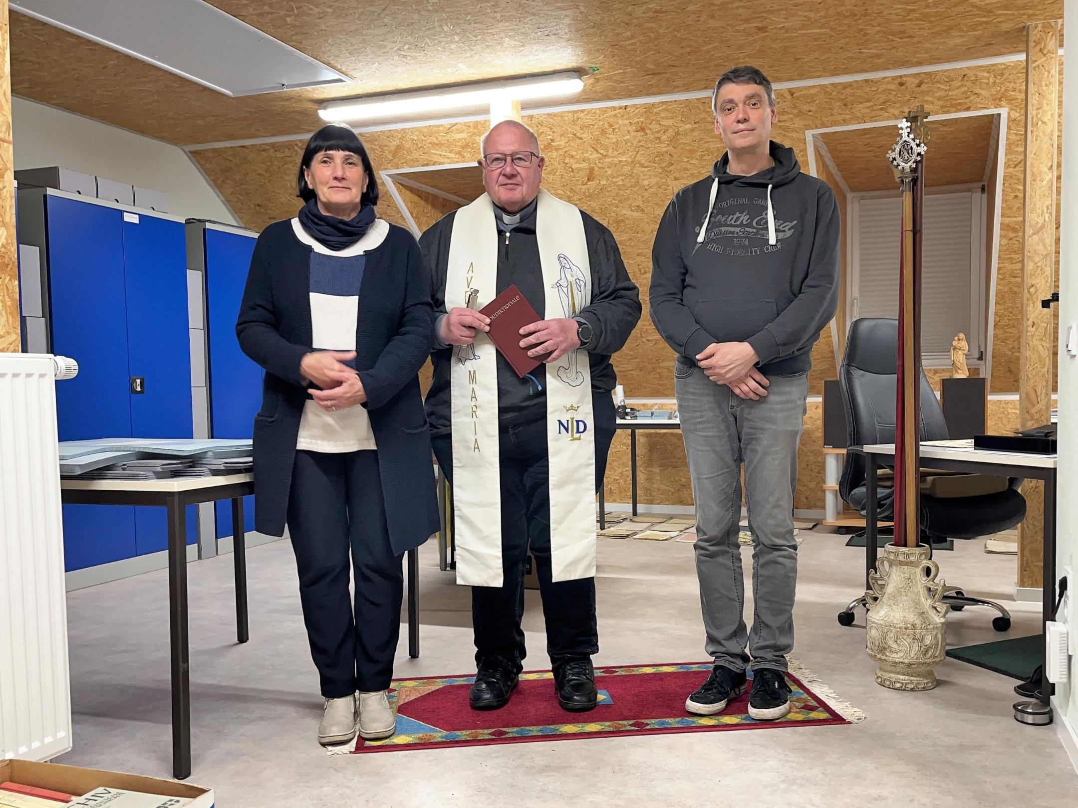 Einweihung des neuen Pfarrarchivs in Waxweiler, v.l. Marlies Pütz, Pfarrer Georg Josef Müller und Michael Fischer