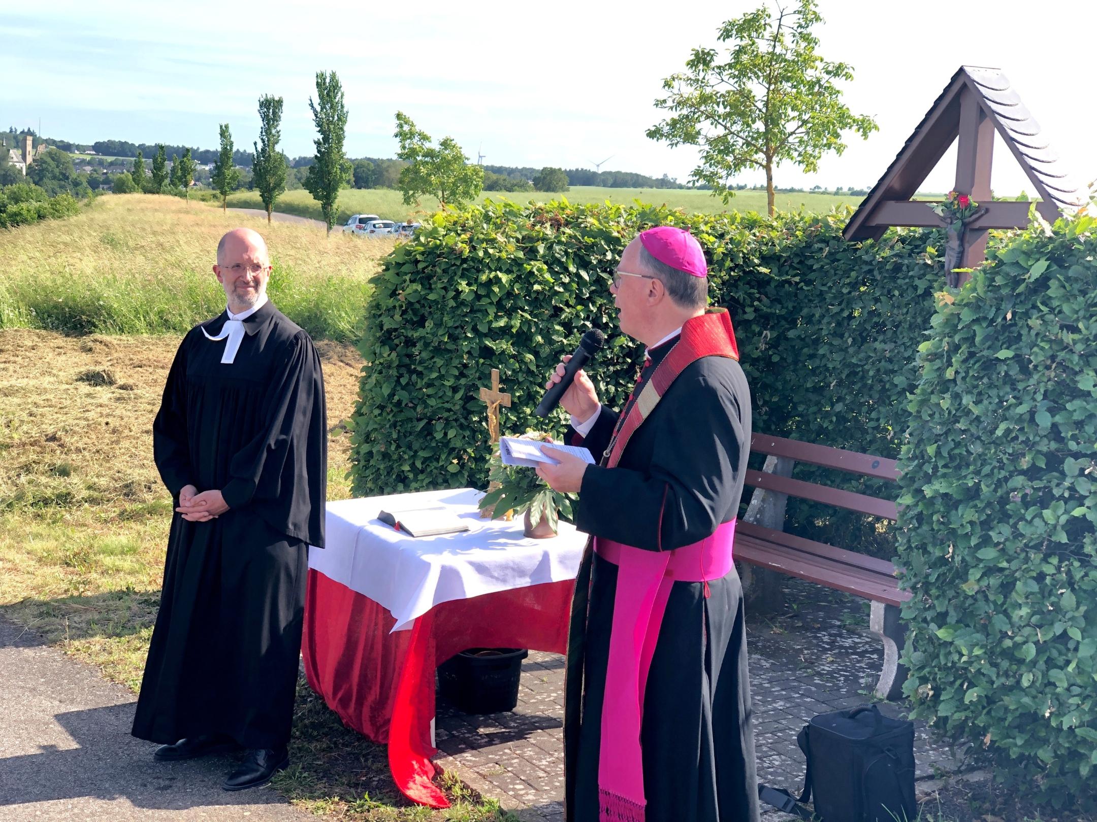 Präses Thorsten Latzel (links) und Bischof Stephan Ackermann beim Wegekreuz zwischen Kastellaun und Uhler