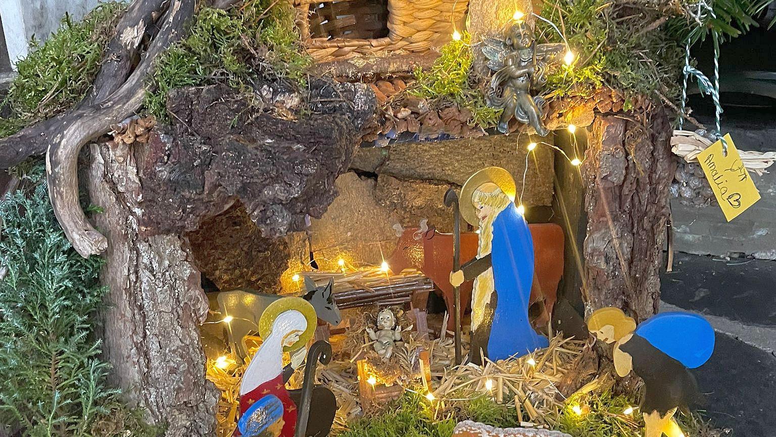 Mit einer kleinen Lichterkette illuminierte Weihnachtskrippe.