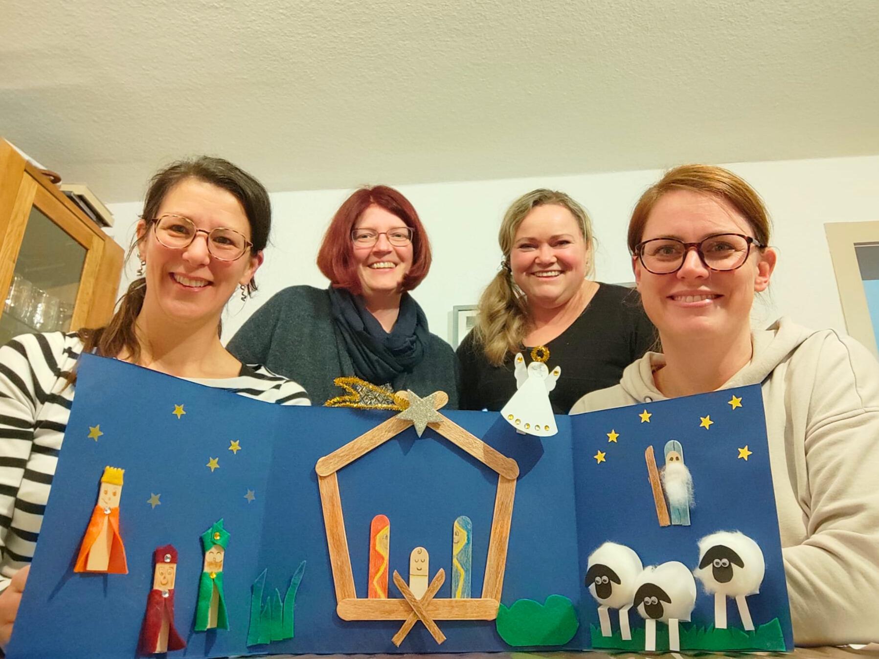 Stefanie Marhöfer, Manuela Kremer-Breuer, Elli Karnott und Anna van den Boom haben gemeinsam 120 Weihnachtstüten für Familien gestaltet und gepackt.