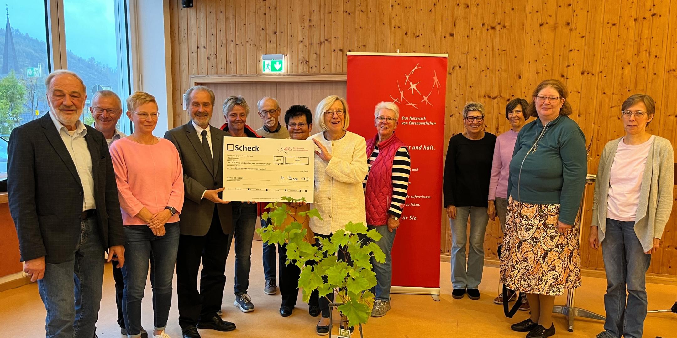 Initiator des 'Haus-Kranken-Besuchsdiensts Herdorf', Rudolf Düber (links), freut sich mit den anderen Ehrenamtlichen über die Auszeichnung des Bundesverbands der Caritas-Konferenzen Deutschlands, die durch die Bundesvorsitzende Marlies Busse und den stellvertretenden Bundesvorsitzenden Pfarrer Ludwig Reichert überreicht wurde.