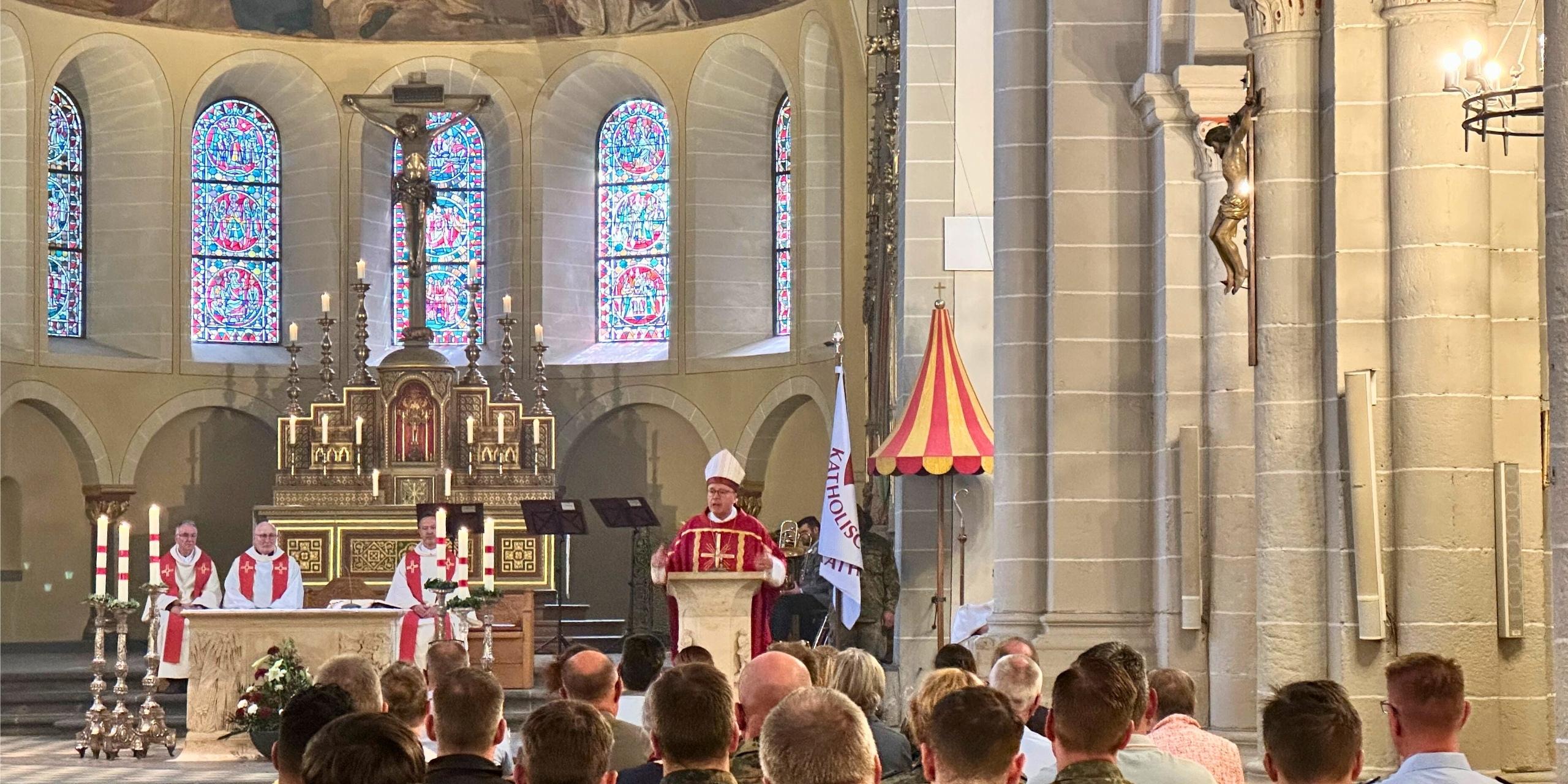 Bischof Ackermann hat mit Soldatinnen und Soldaten den Weltfriedenstag in Koblenz gefeiert.