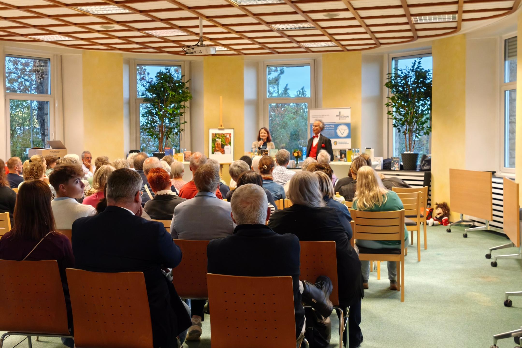 Moderator Chistoph Gilsbach führte als Butler George durch das Programm. Hier ist er beim Hospiztalk im Gespräch mit Dr. Bettina Dunkel, Ärztin für Palliativmedizin aus Prüm.