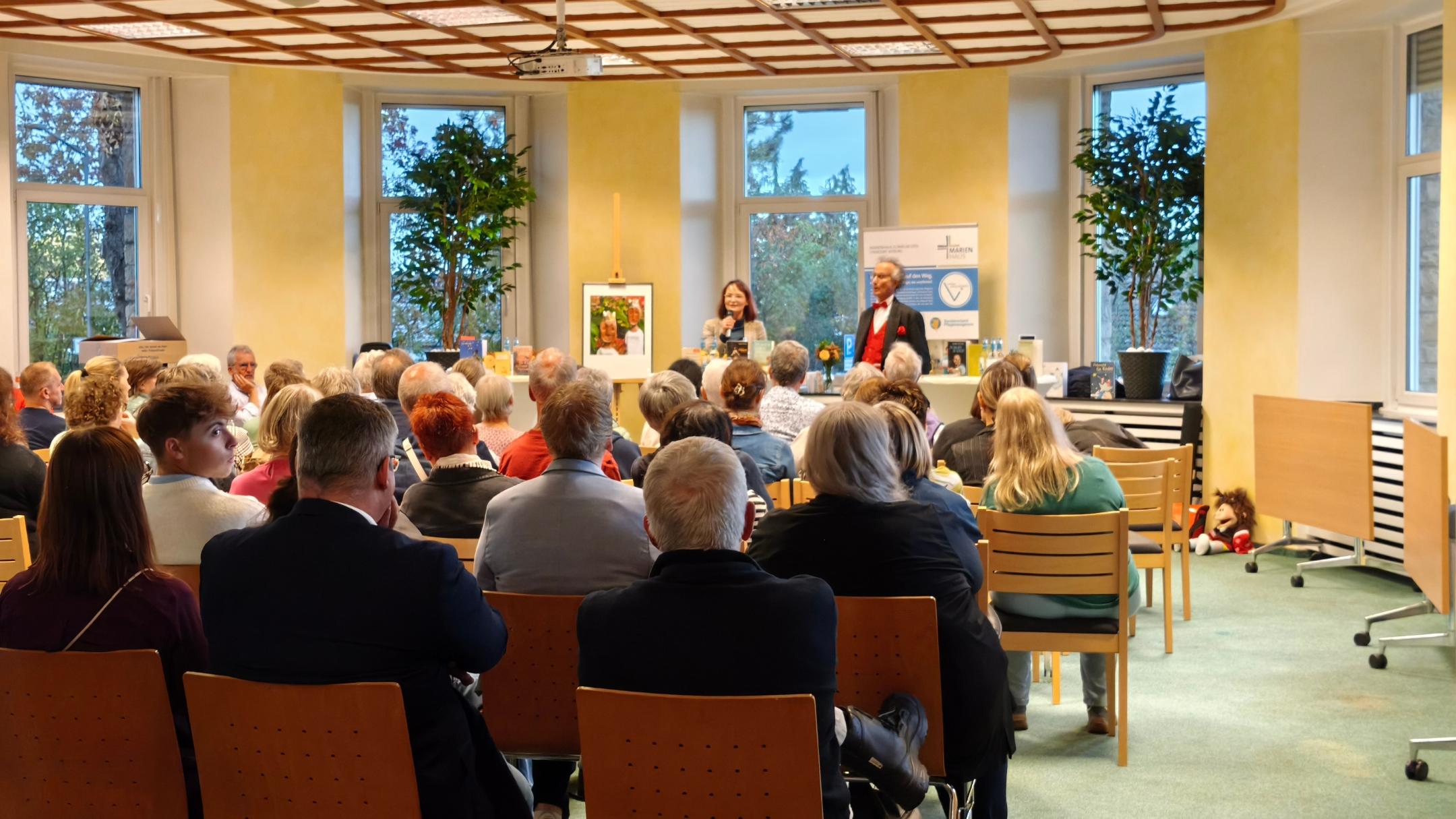 Moderator Chistoph Gilsbach führte als Butler George durch das Programm. Hier ist er beim Hospiztalk im Gespräch mit Dr. Bettina Dunkel, Ärztin für Palliativmedizin aus Prüm.