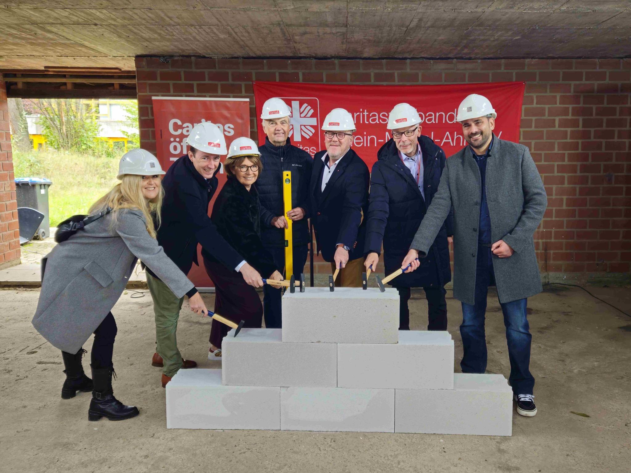 „Auf gutes Gelingen!“ hieß es beim Hammerschlag, der den Baustart der Kita St. Hildegard in Bad Neuenahr symbolisch besiegelte mit dabei waren v. links Lilly Ramich, Christian von Wichelhaus, Sabine Glaser, Erich Noll, Robert Müller, Richard Stahl, Hagen Ramich.