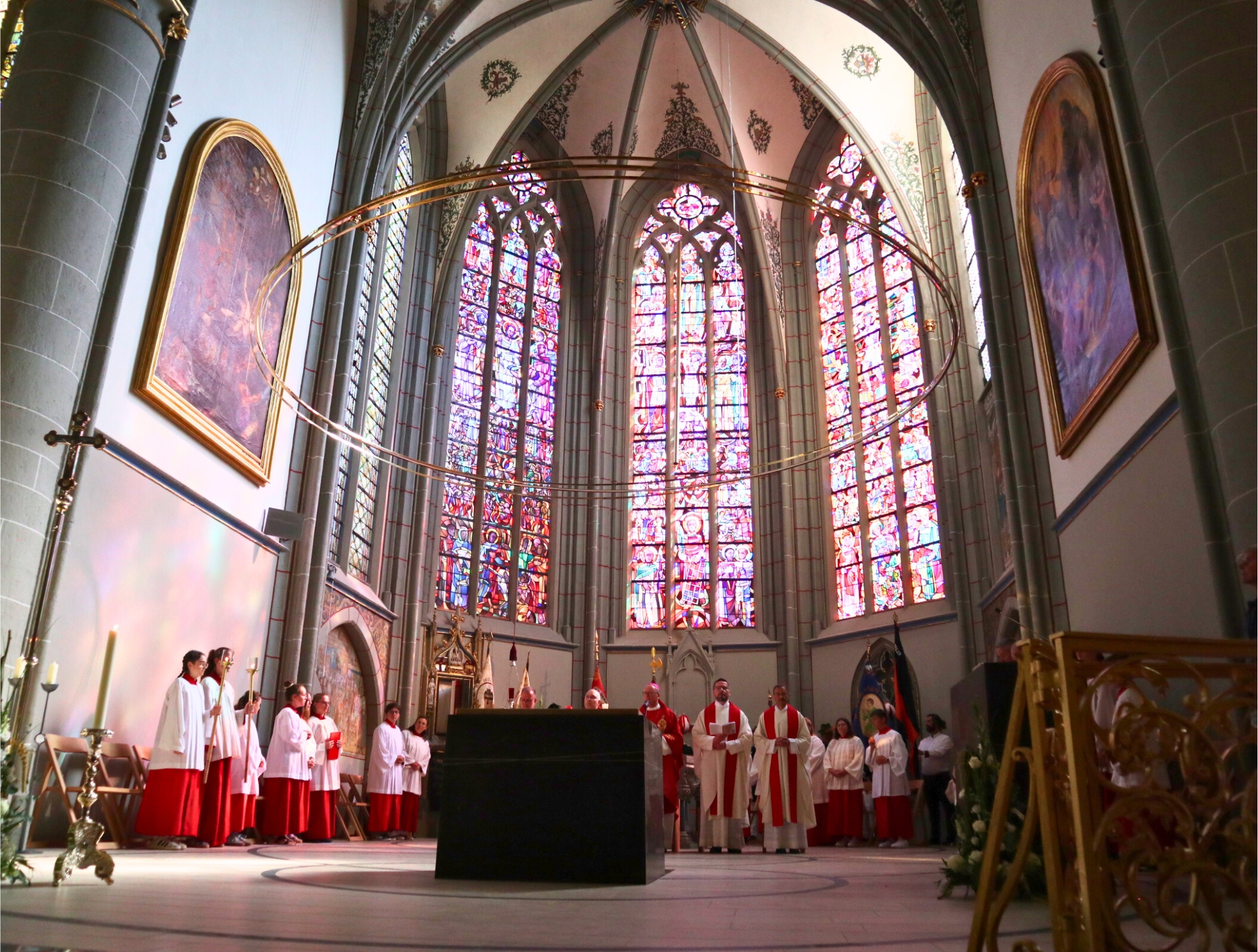 Die Altarinsel von St. Laurentius nach der Renovierung
