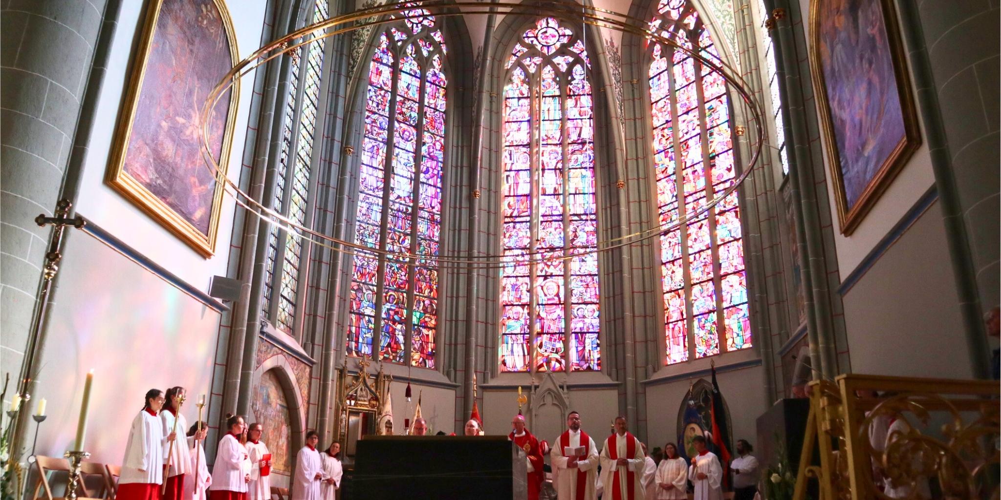 Die Altarinsel von St. Laurentius nach der Renovierung