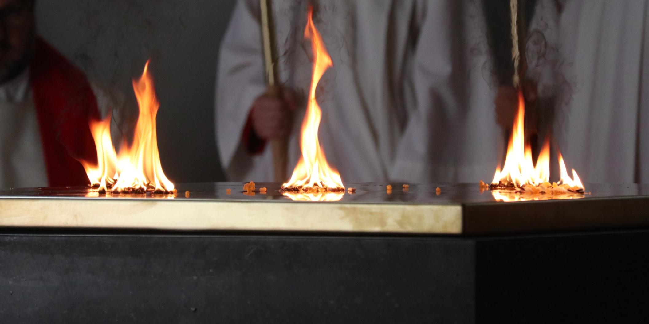 Der neue Altar, gestaltet von der Künstlerin Eva von der Stein, in der Kirche St. Laurentius in Bad Neuenahr-Ahrweiler wurde geweiht. Zu dem Ritual gehört auch das Verbrennen von Weihrauch auf dem Altar.