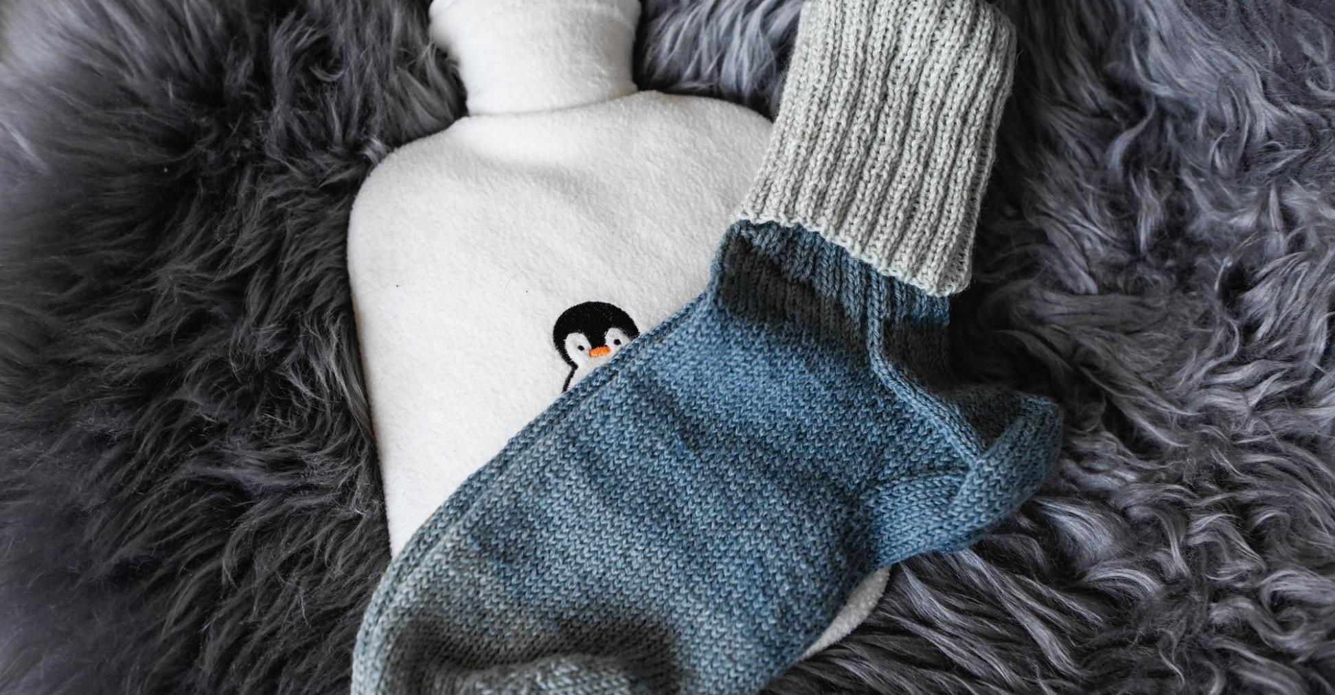 Wärmflasche, Wollsocken und ein Lammfell – nur einige der Hilfsmittel, die man bei Kälte gerne in Anspruch nimmt.