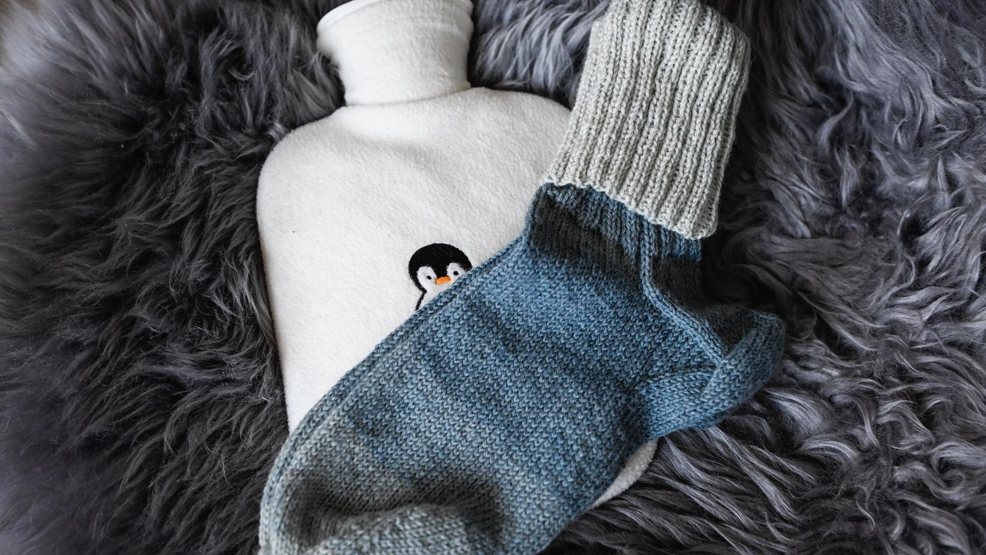 Wärmflasche, Wollsocken und ein Lammfell – nur einige der Hilfsmittel, die man bei Kälte gerne in Anspruch nimmt.